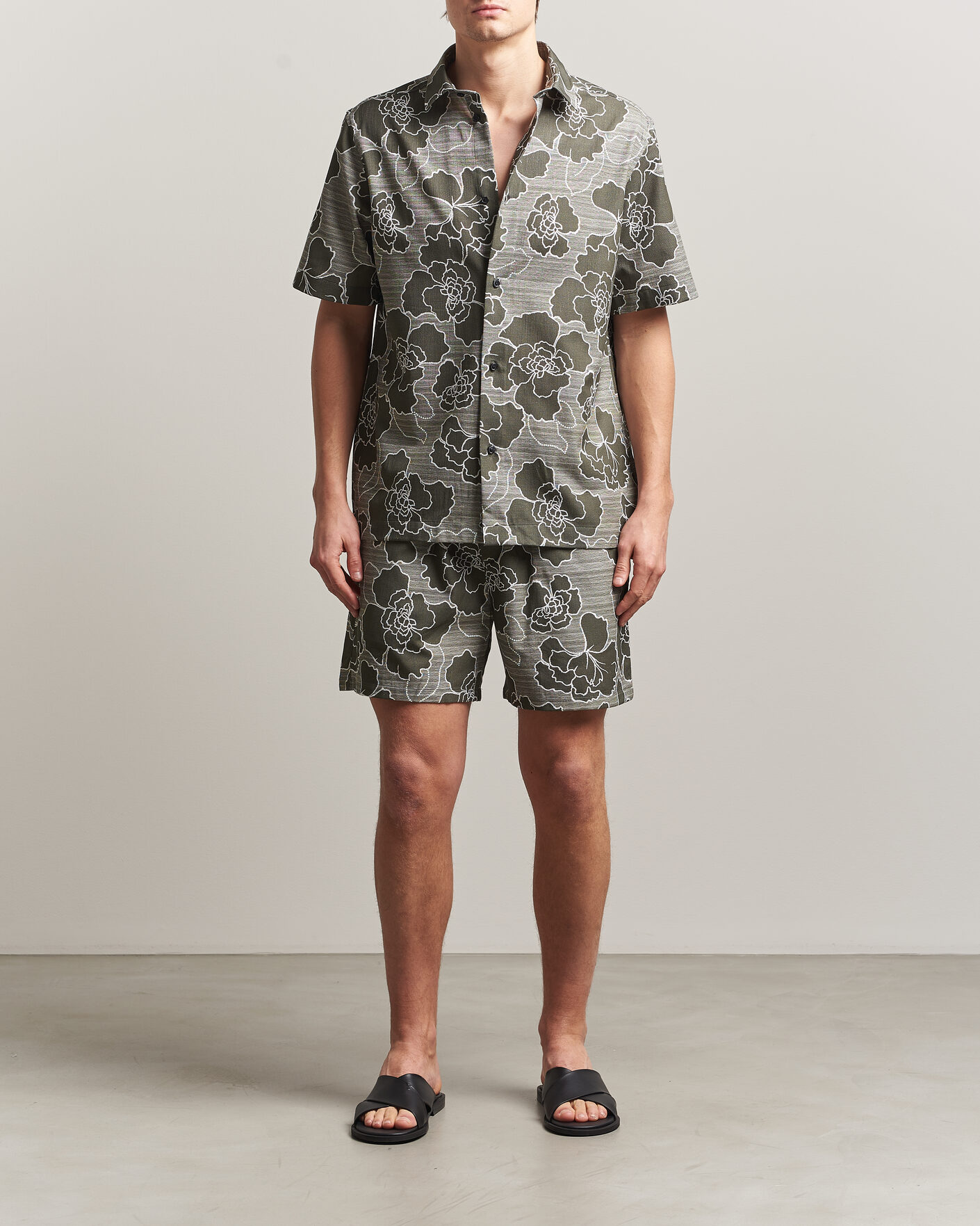 Homme | Chemises | LES DEUX | Charlie Poppy AOP Short Sleeve Shirt Olive Night