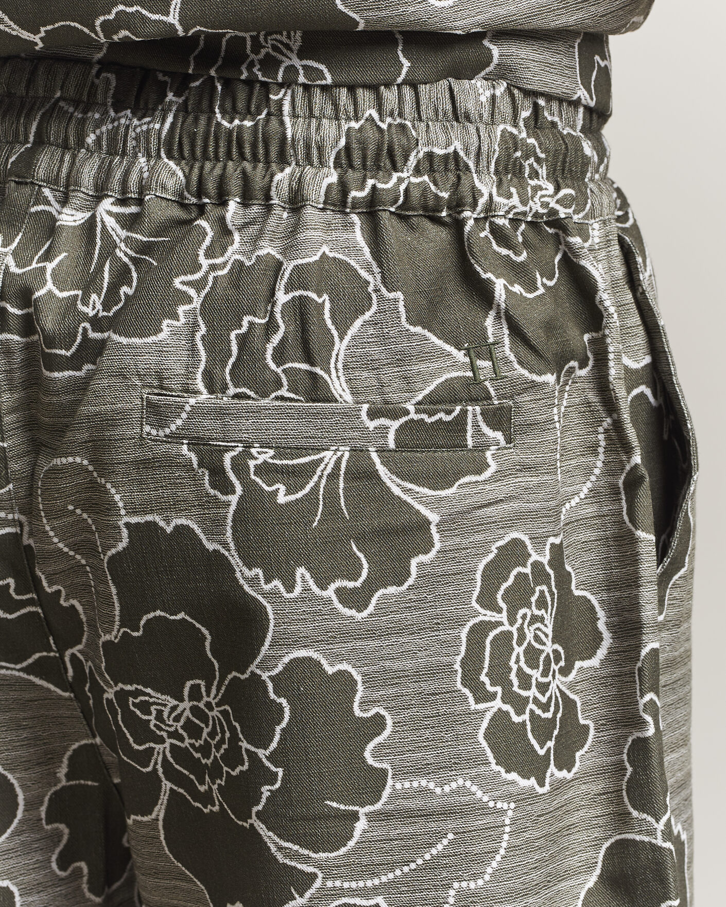 Homme | Shorts | LES DEUX | Charlie Poppy AOP Shorts Olive Night