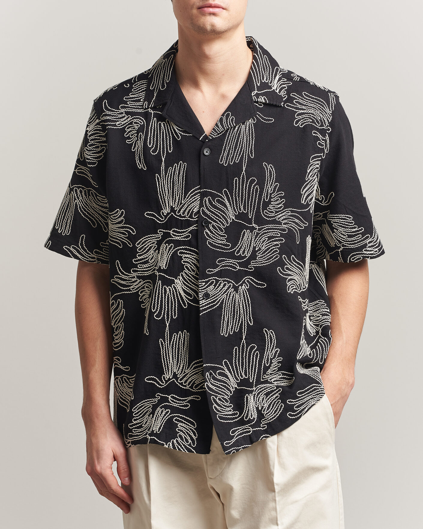Homme | Chemises | LES DEUX | Liam AOE Flower Short Sleeve Shirt Black