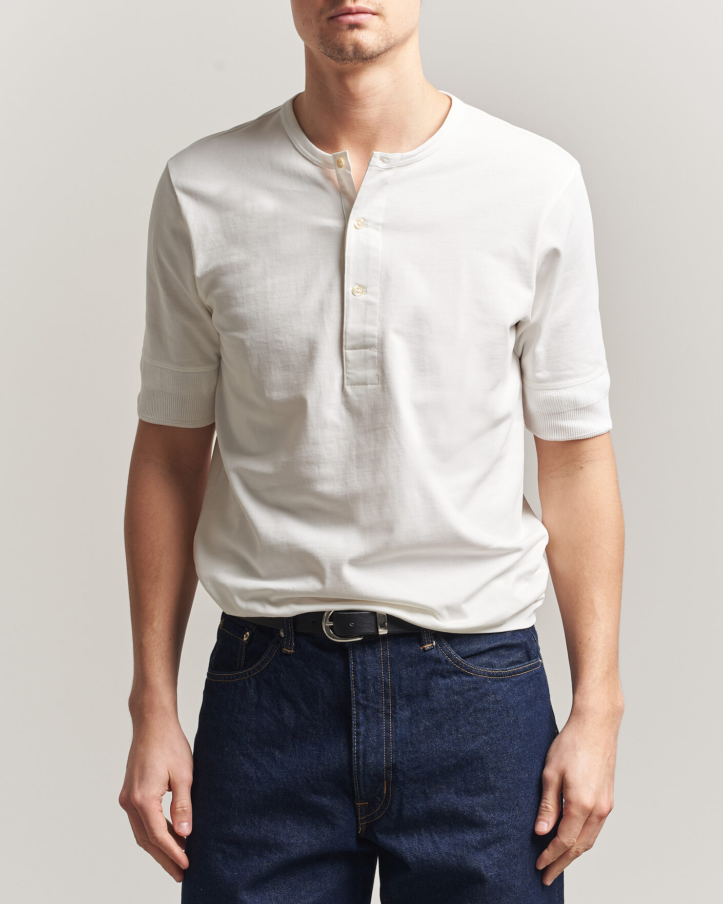 Homme | T-shirts | Merz b. Schwanen | Classic Organic Cotton Short Sleeve Henley White