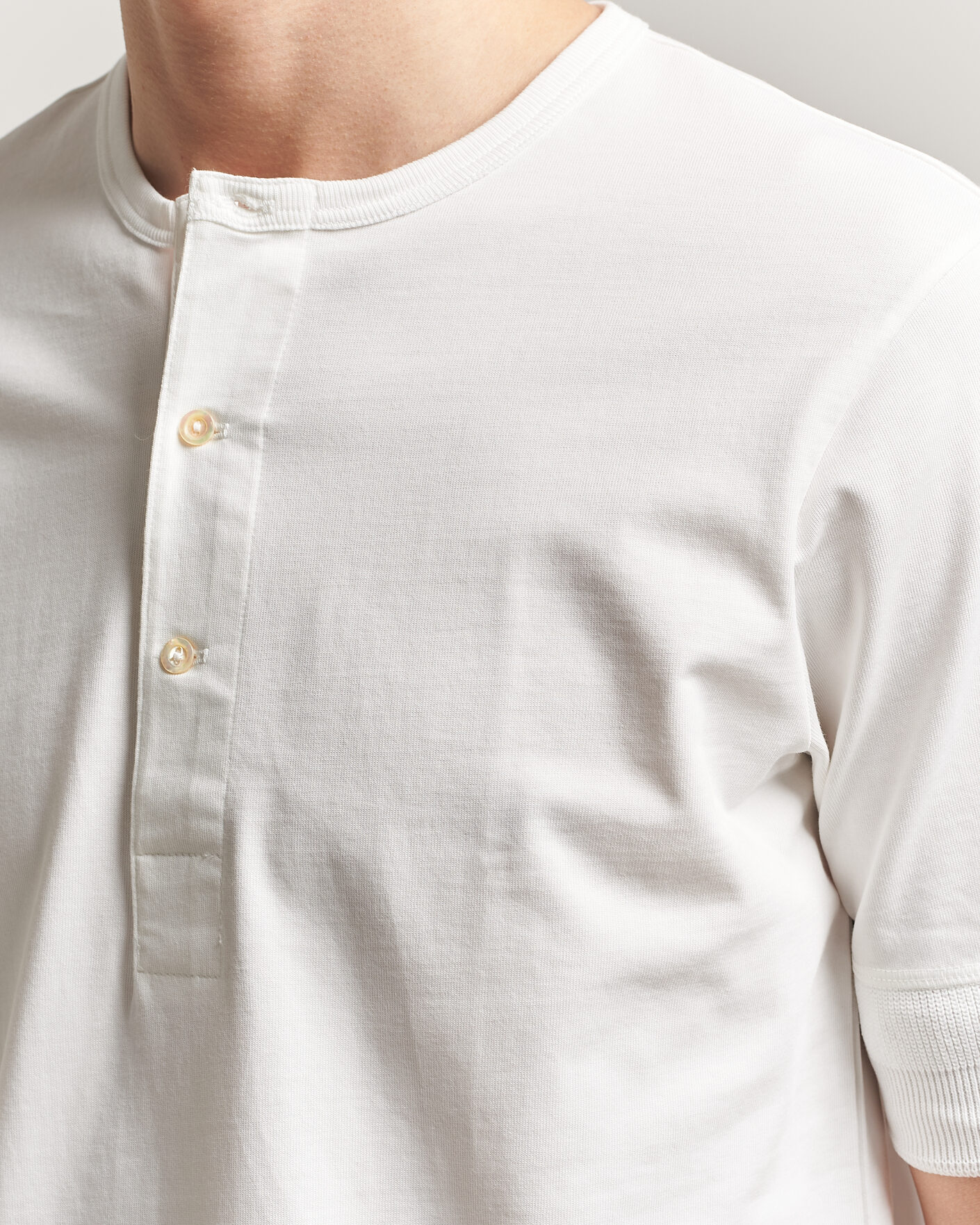 Homme | T-shirts | Merz b. Schwanen | Classic Organic Cotton Short Sleeve Henley White