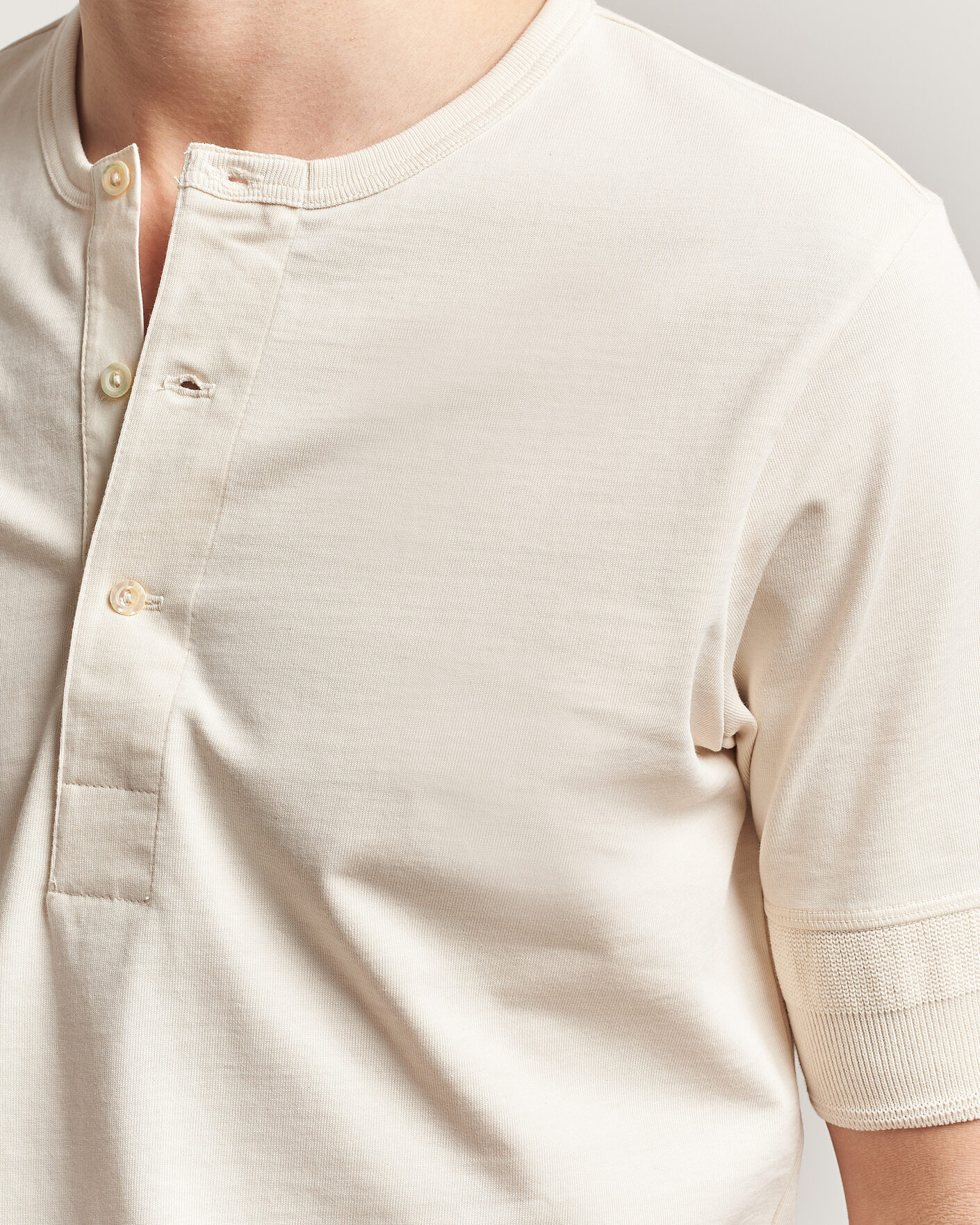 Homme | T-shirts | Merz b. Schwanen | Classic Organic Cotton Short Sleeve Henley Nature