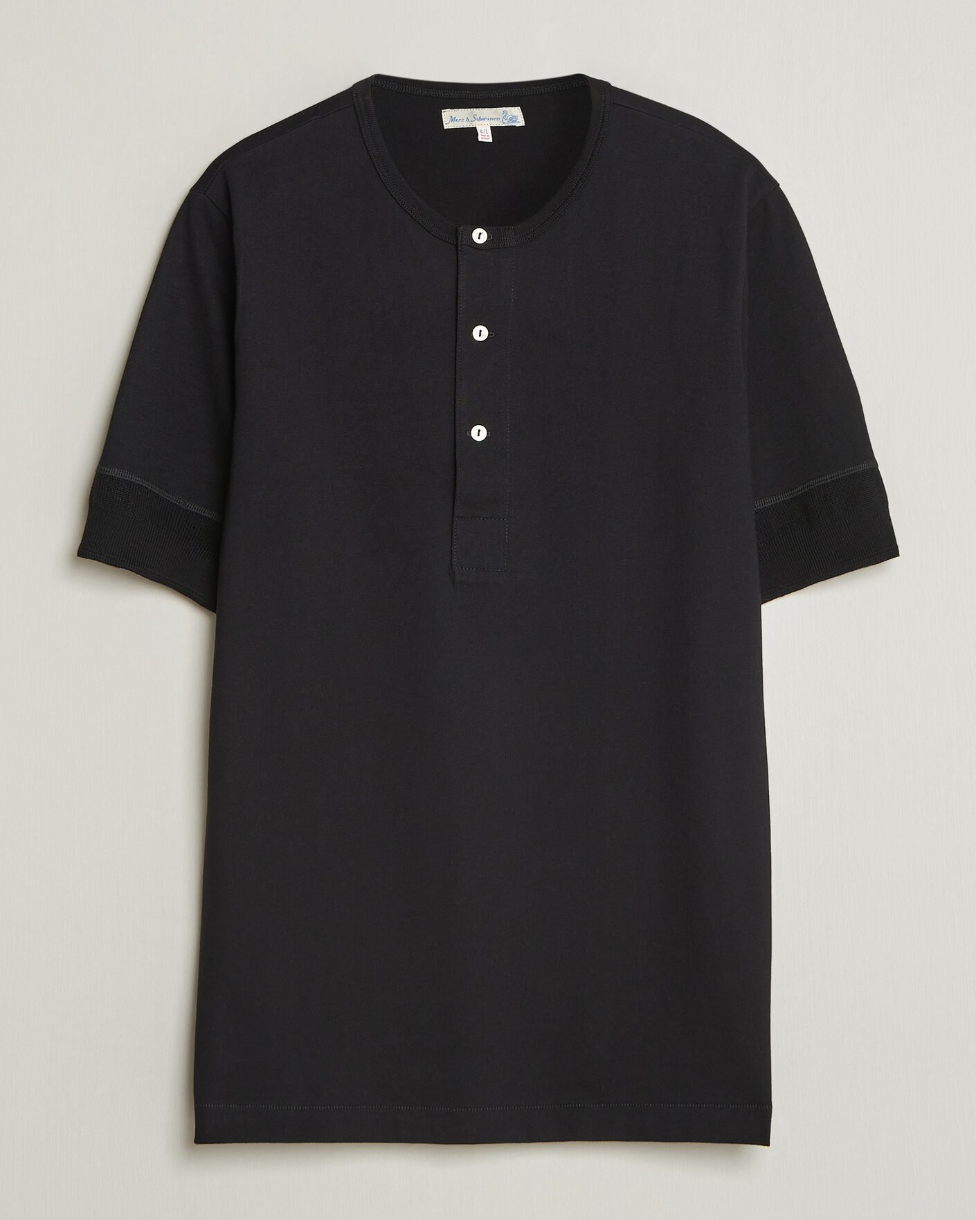 Homme | T-shirts | Merz b. Schwanen | Classic Organic Cotton Short Sleeve Henley Black