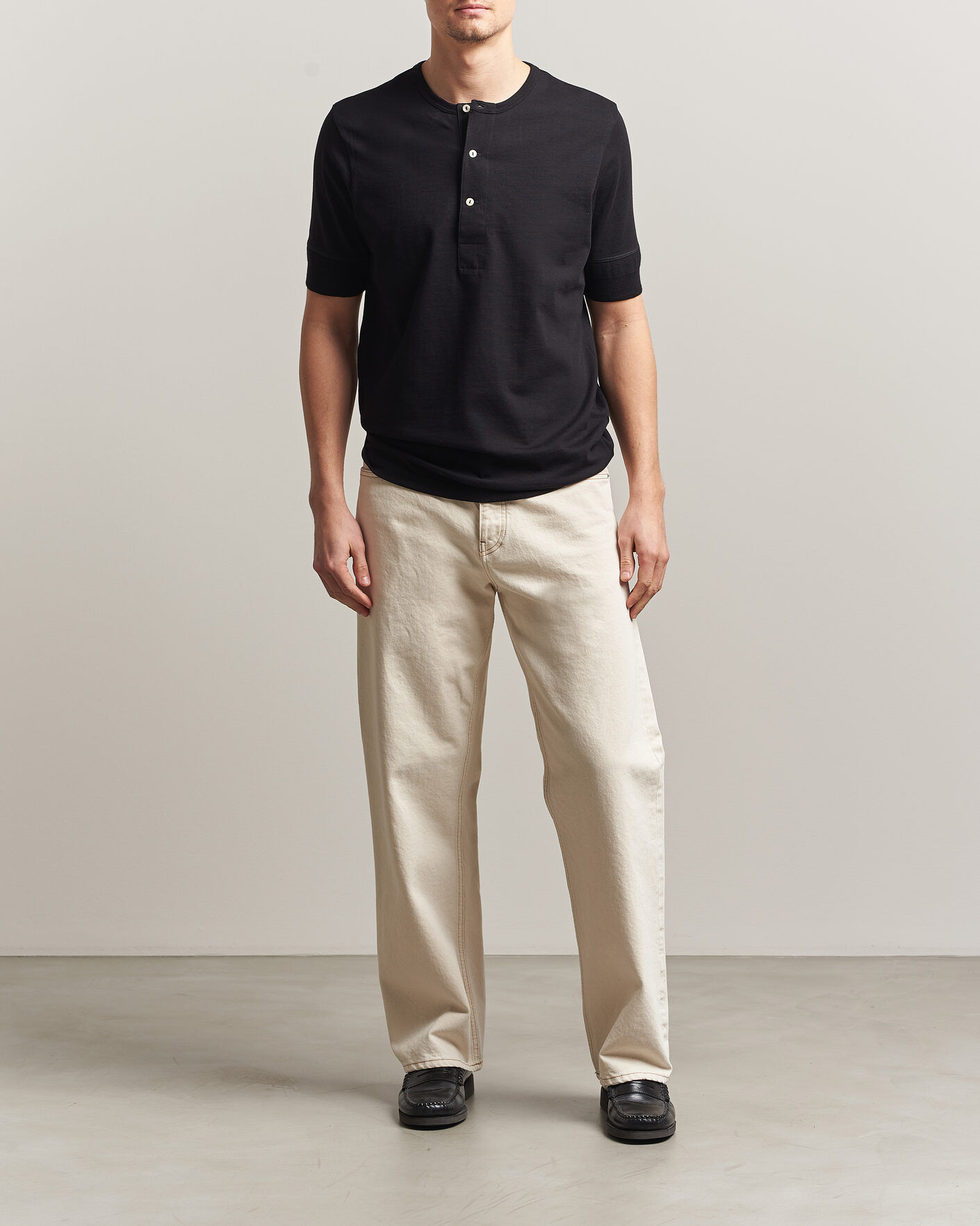 Homme | T-shirts | Merz b. Schwanen | Classic Organic Cotton Short Sleeve Henley Black
