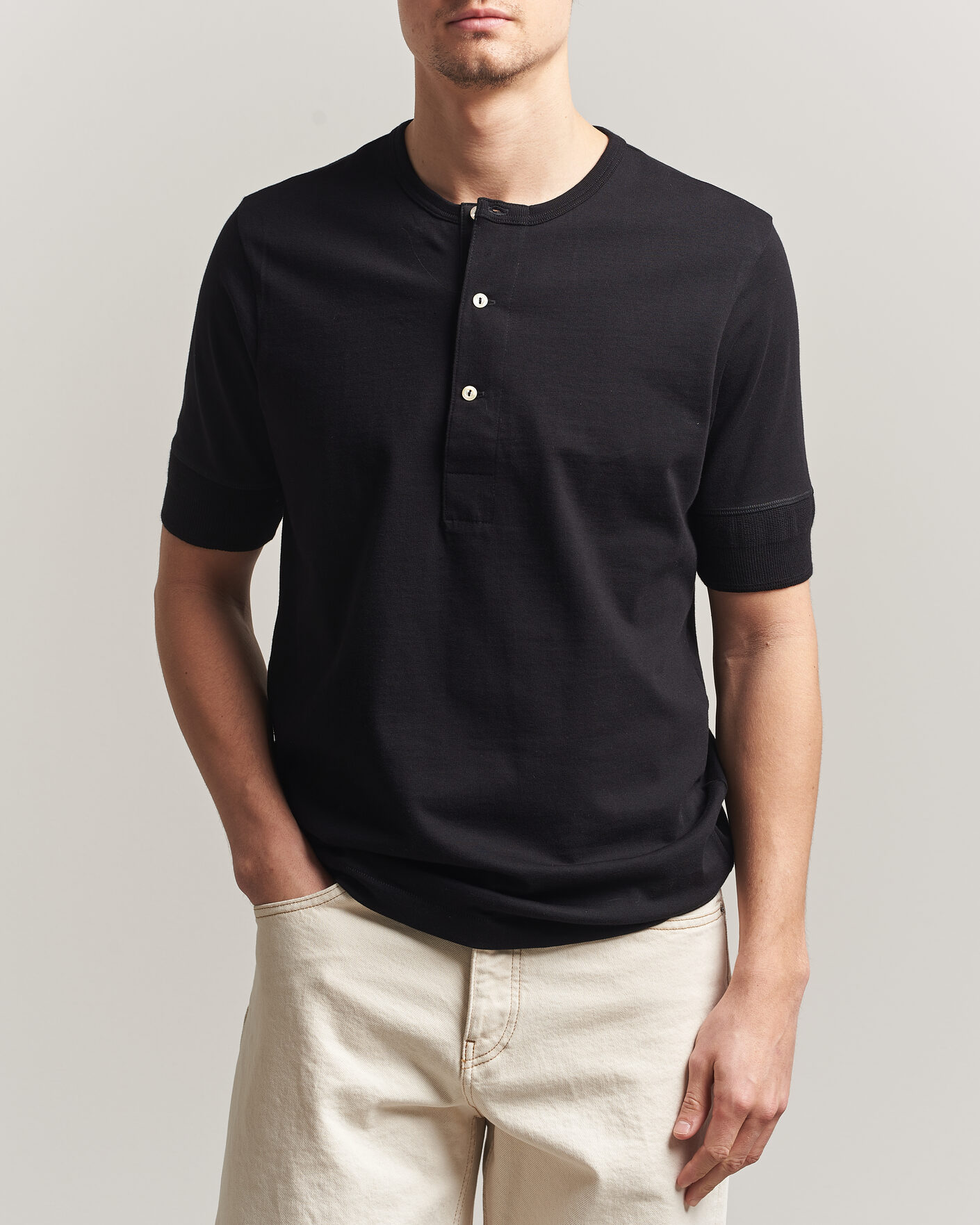 Homme | T-shirts | Merz b. Schwanen | Classic Organic Cotton Short Sleeve Henley Black