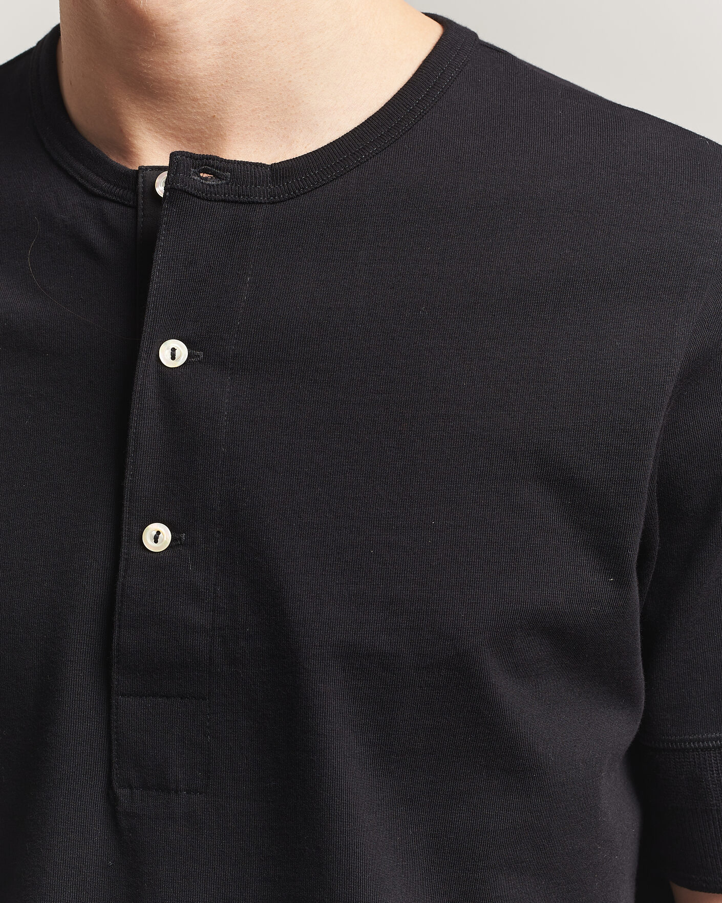 Homme | T-shirts | Merz b. Schwanen | Classic Organic Cotton Short Sleeve Henley Black