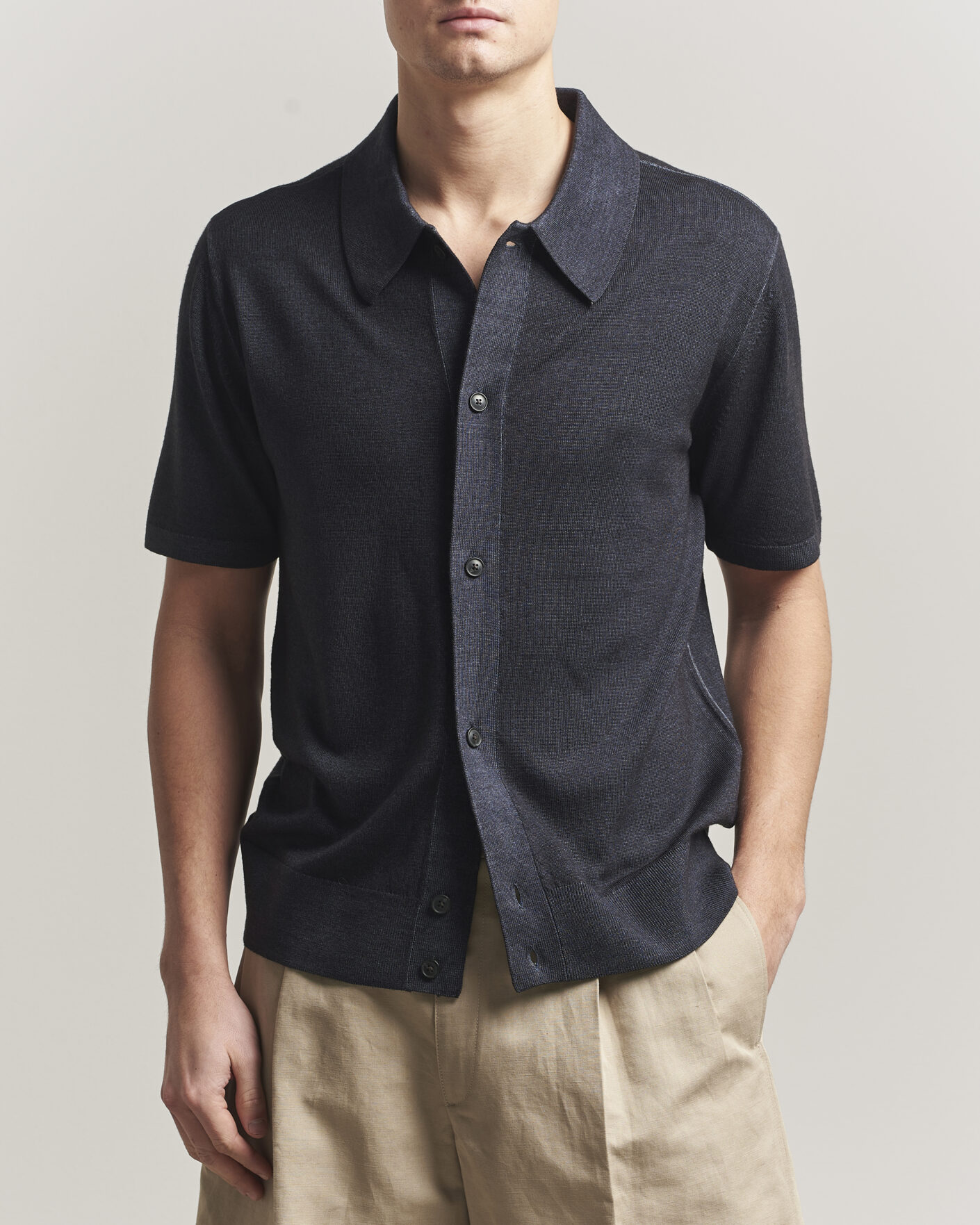 Homme | Chemises | Tiger of Sweden | Araawen Merino Knitted Short Sleeve Shirt Light Ink