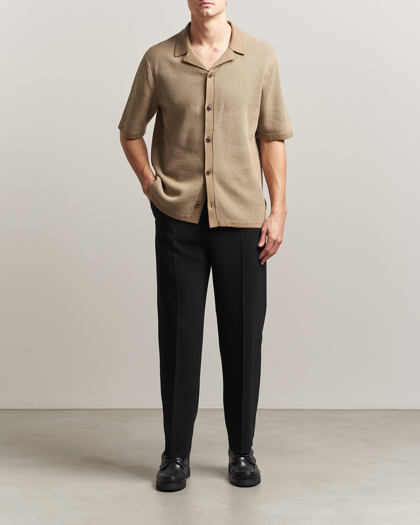 Homme | Chemises | Tiger of Sweden | River Knitted Short Sleeve Shirt Umber Brown