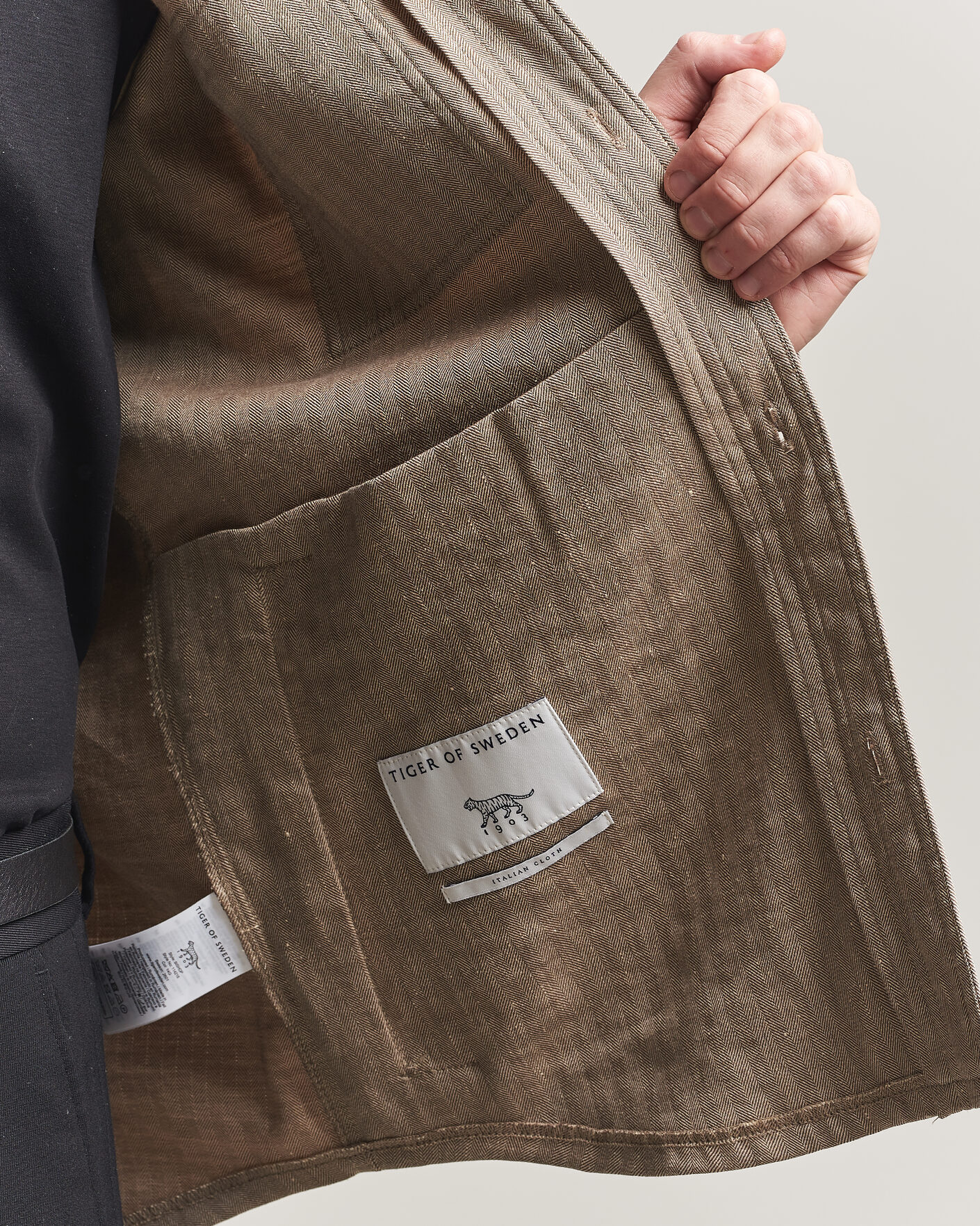 Homme | Chemises | Tiger of Sweden | Bishop Linen Overshirt Vintage Beige