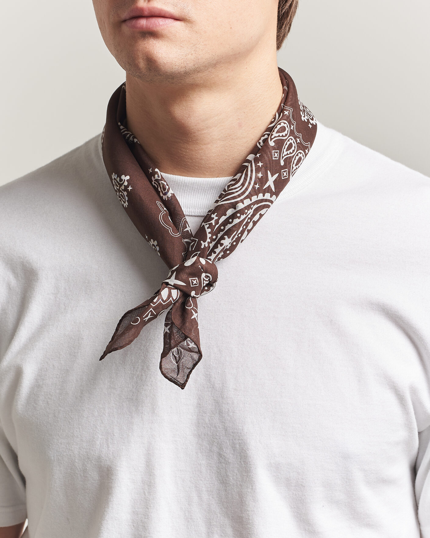 Homme | Écharpes | Amanda Christensen | Cotton Voilé Paisley Bandana Dark Brown