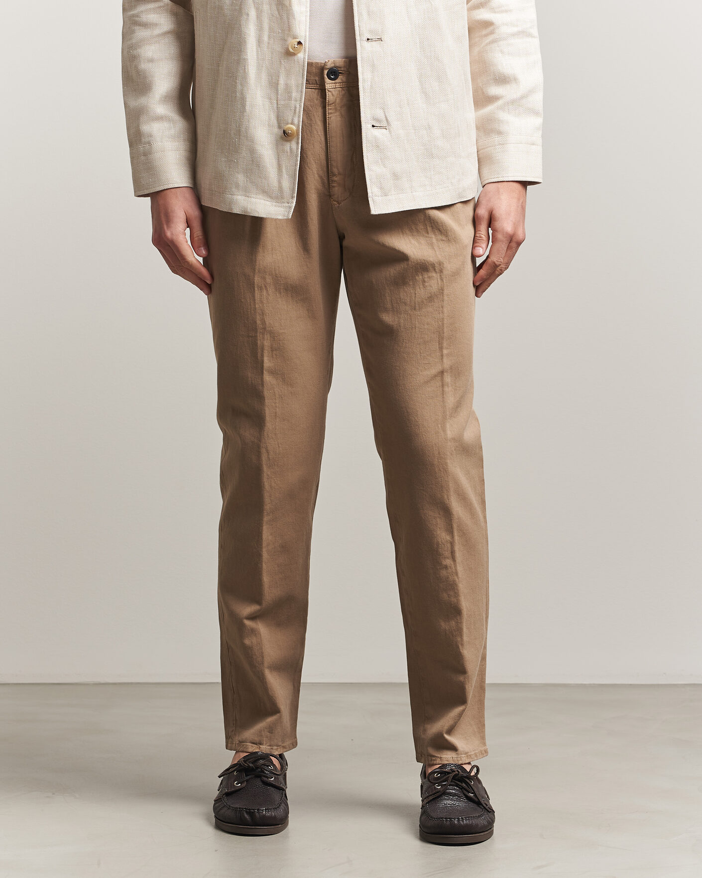 Homme | Pantalons | Incotex | Tapered Fit Pleated Linen Slacks Brown