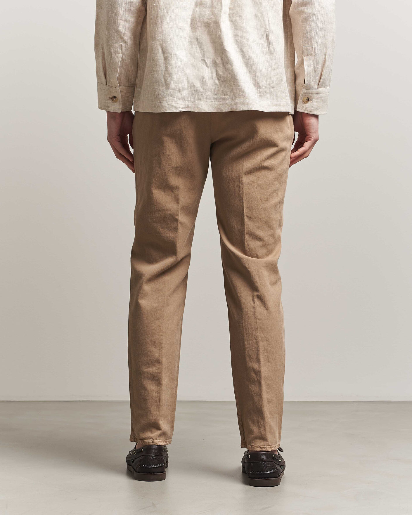 Homme | Pantalons | Incotex | Tapered Fit Pleated Linen Slacks Brown