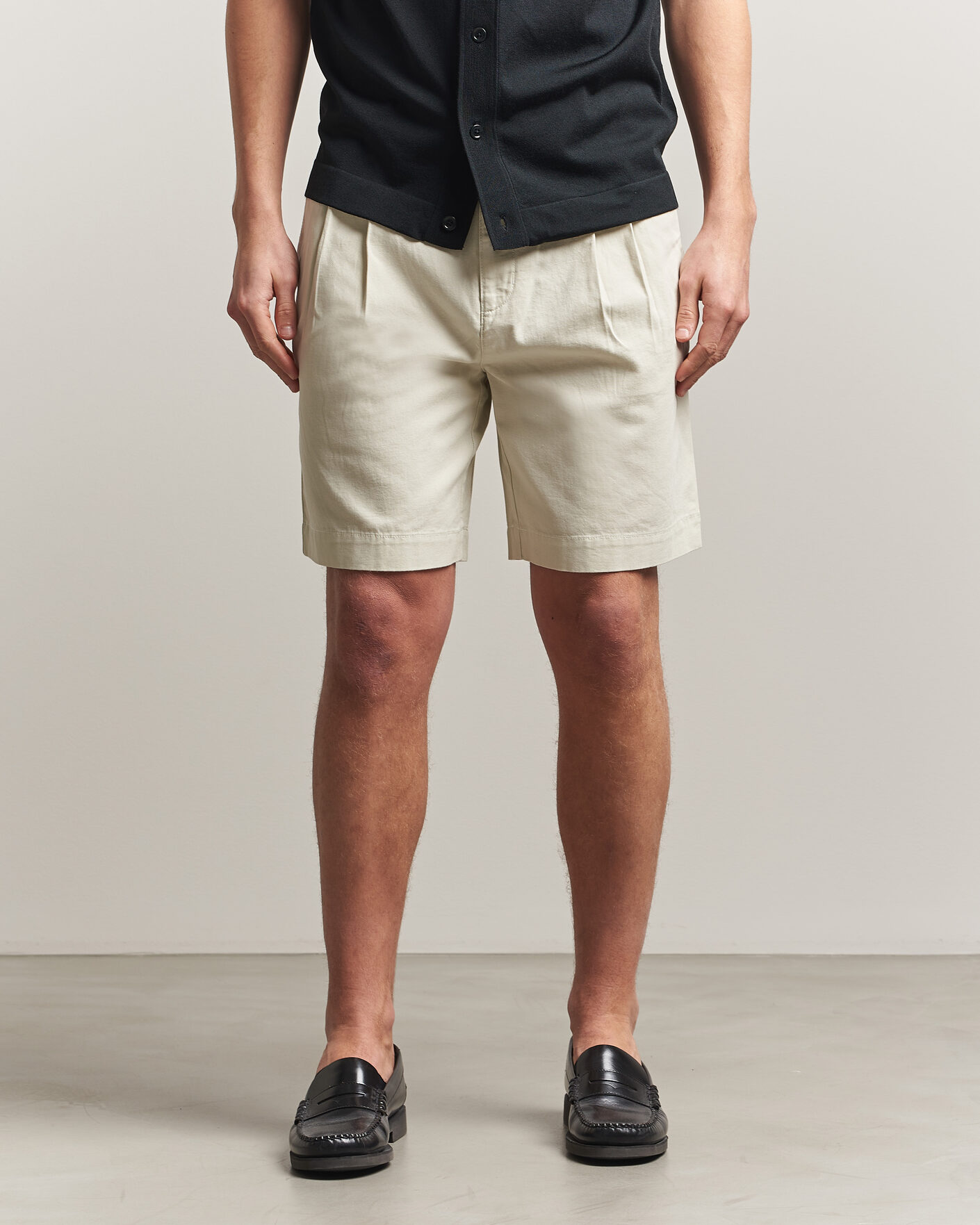Homme | Shorts | Gant | Relaxed Light Canvas Pleated Shorts Sand