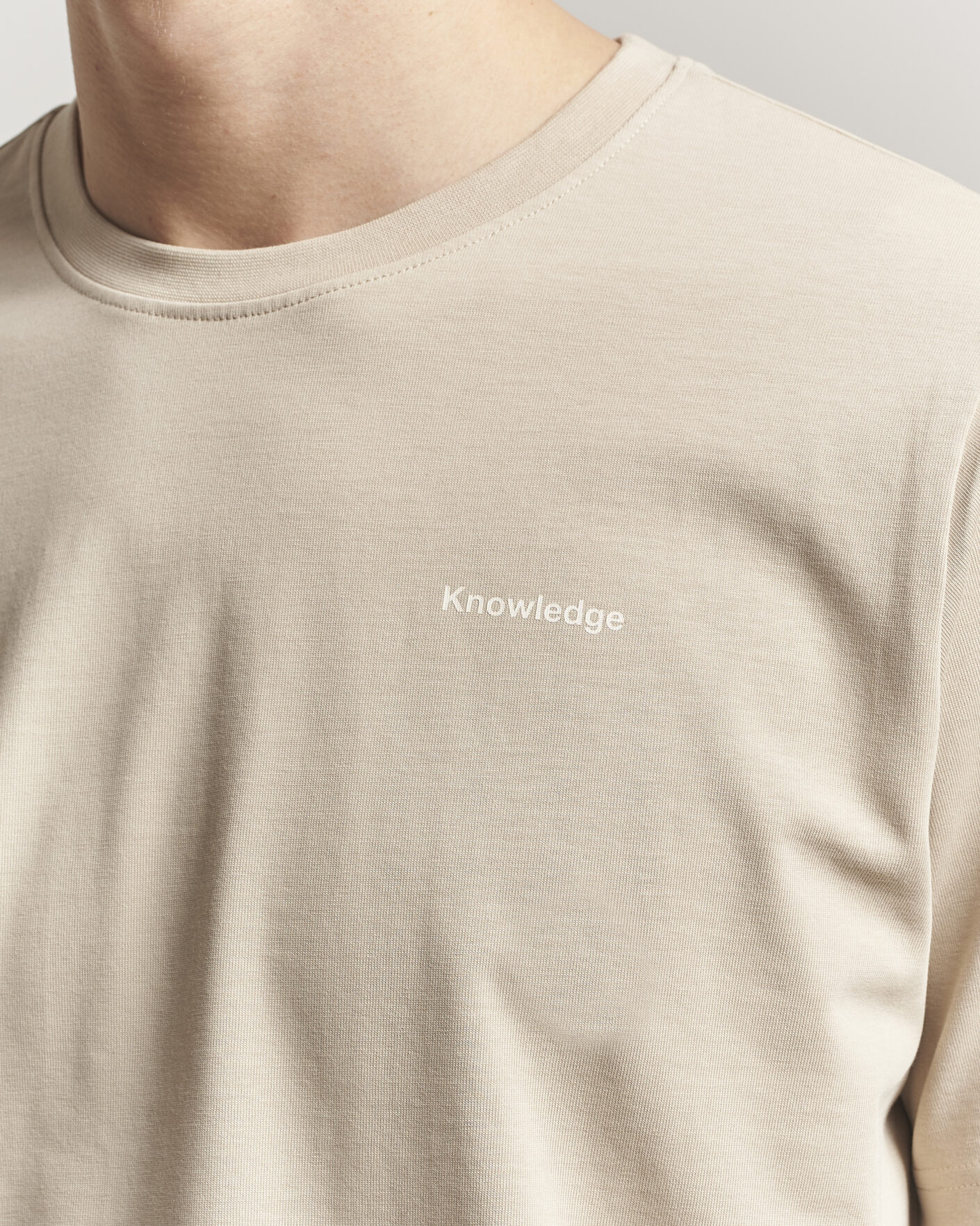 Homme | T-shirts | KnowledgeCotton Apparel | Back Print T-Shirt Light Feather Grey