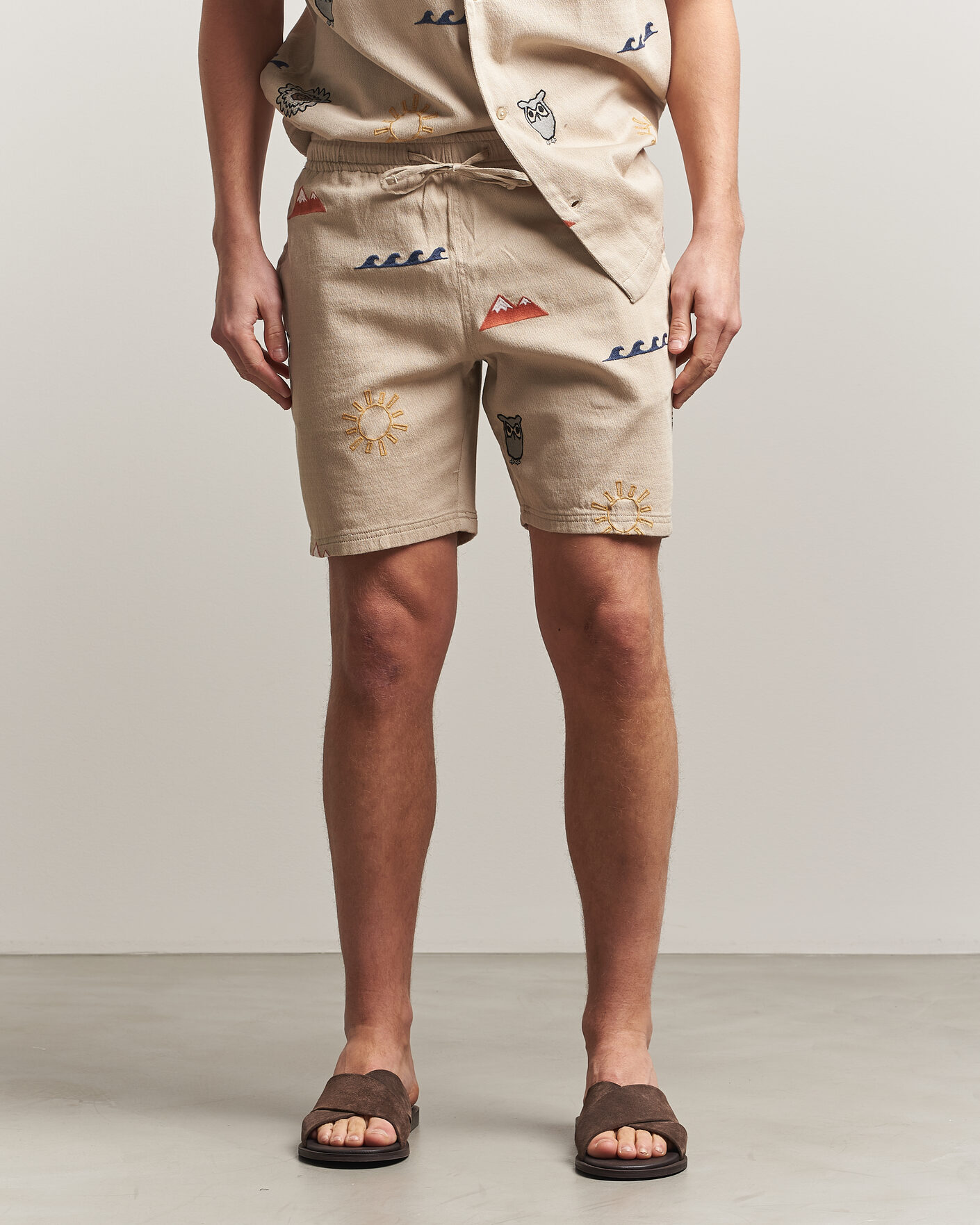 Homme | Shorts | KnowledgeCotton Apparel | Loose Embroidery Shorts Light Feather Grey