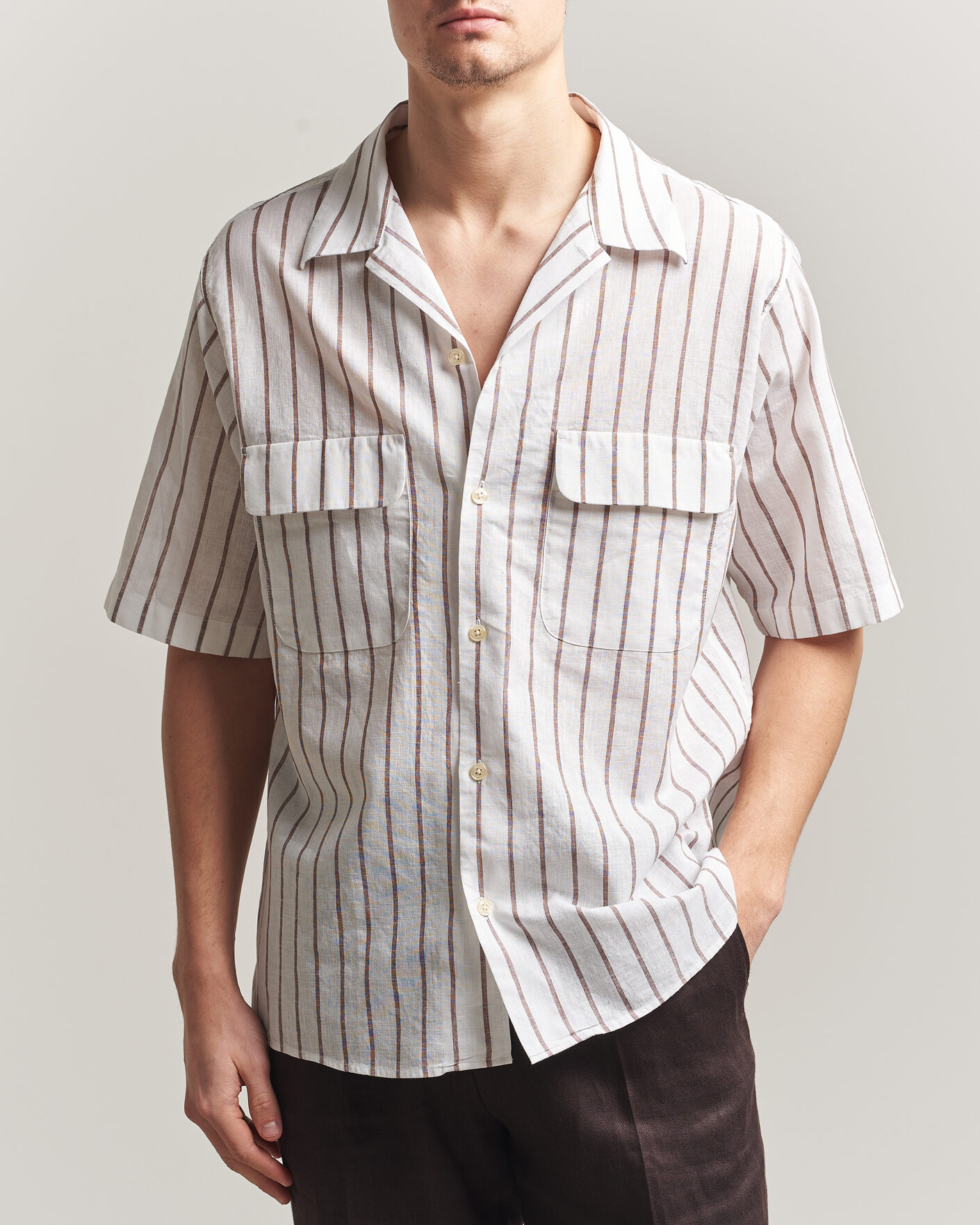 Homme | Chemises | Oscar Jacobson | Striped Short Sleeve Linen Shirt Brown/White