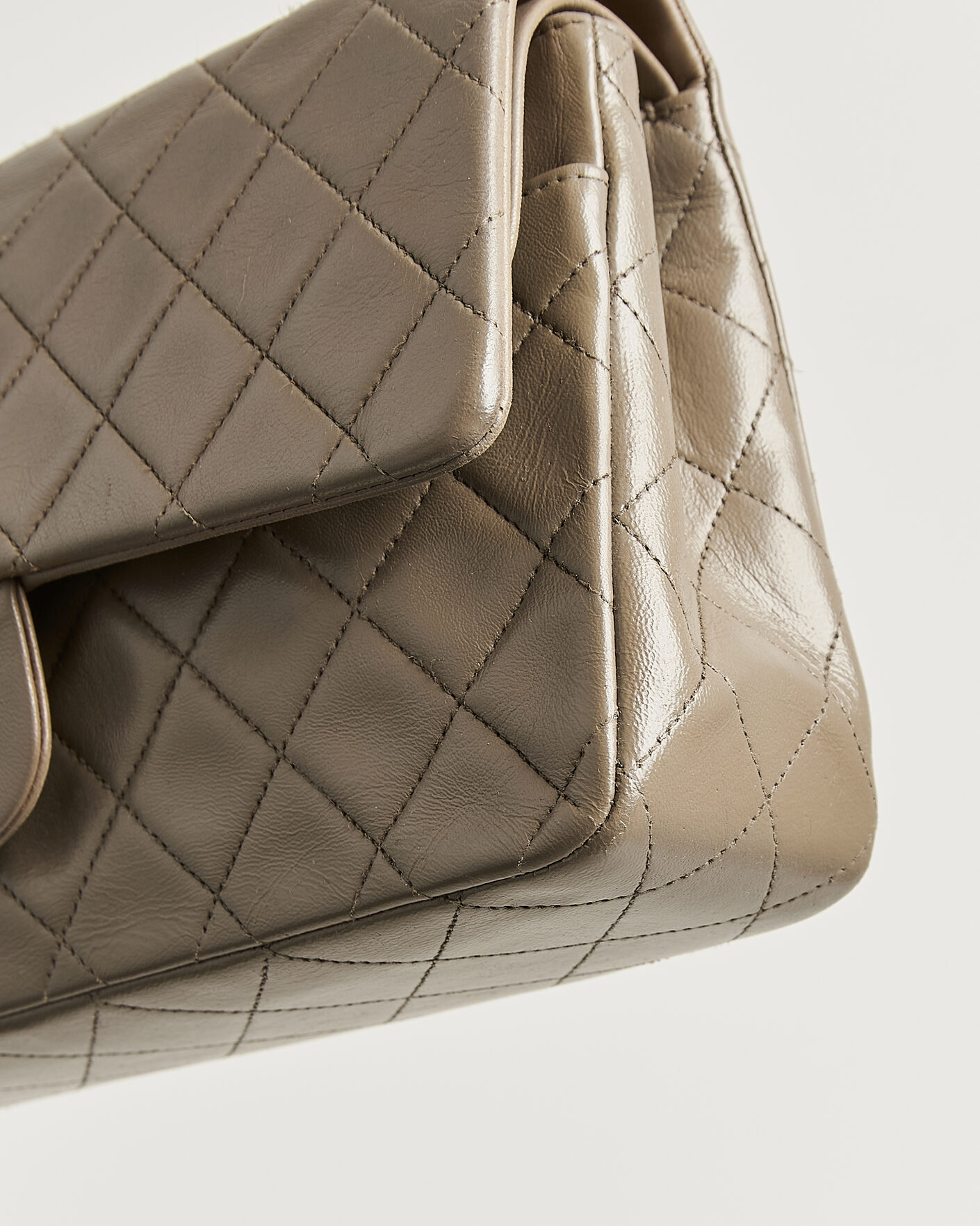 Homme | Pre-Owned & Vintage Bags | Chanel Pre-Owned | Classic Medium Double Flap Bag Lambskin Beige