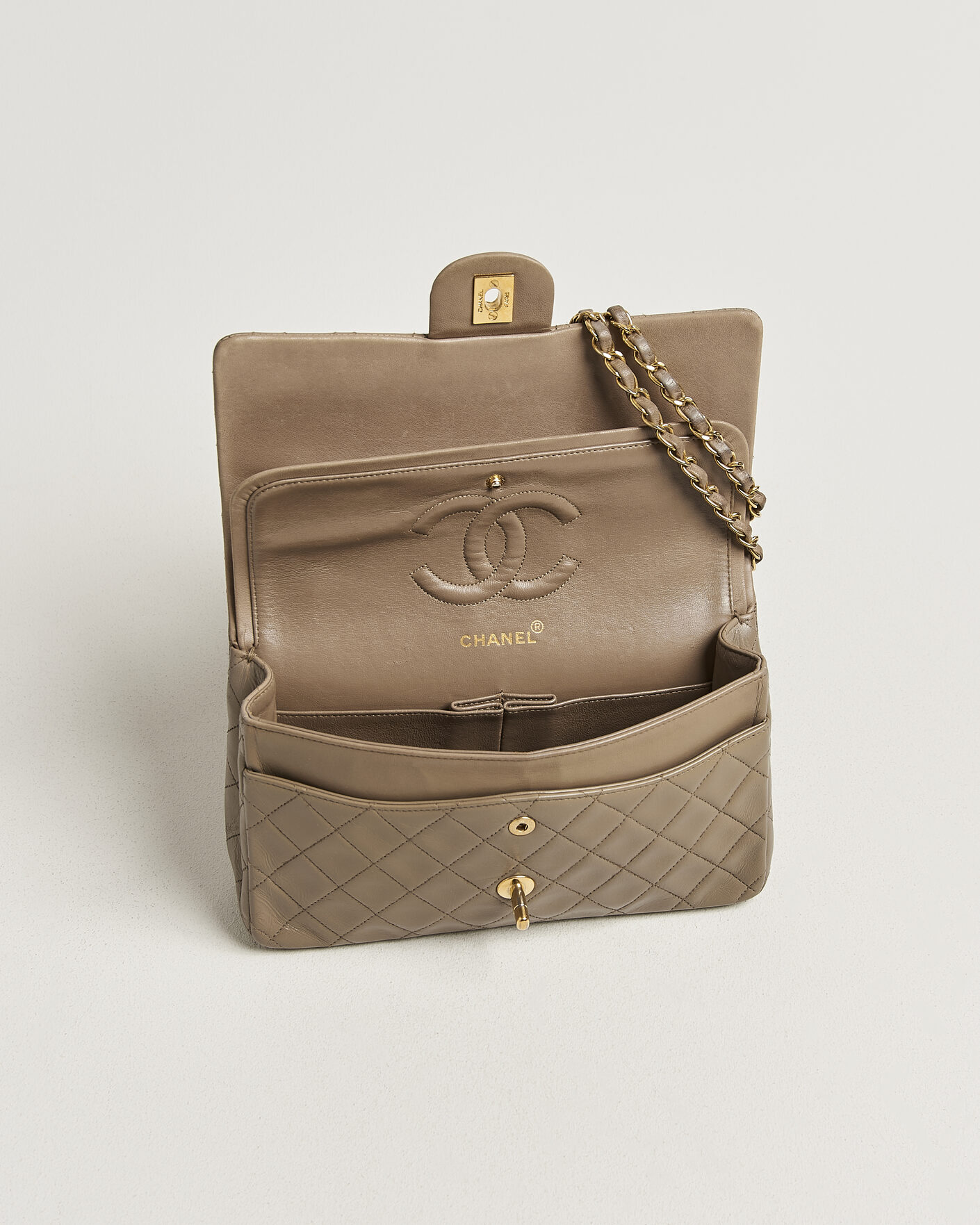 Homme | Pre-Owned & Vintage Bags | Chanel Pre-Owned | Classic Medium Double Flap Bag Lambskin Beige
