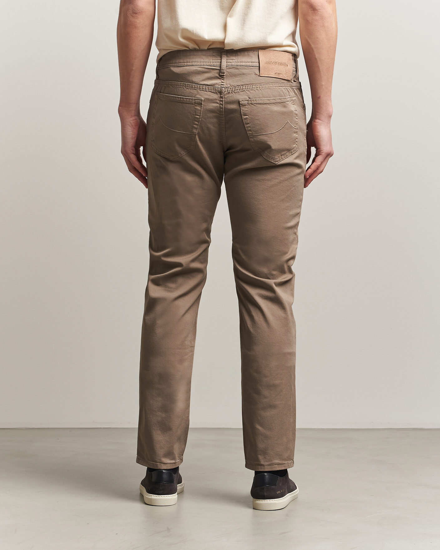 Homme | Pantalons | Jacob Cohën | Bard Garment Dyed Gabardine Trousers Khaki Beige