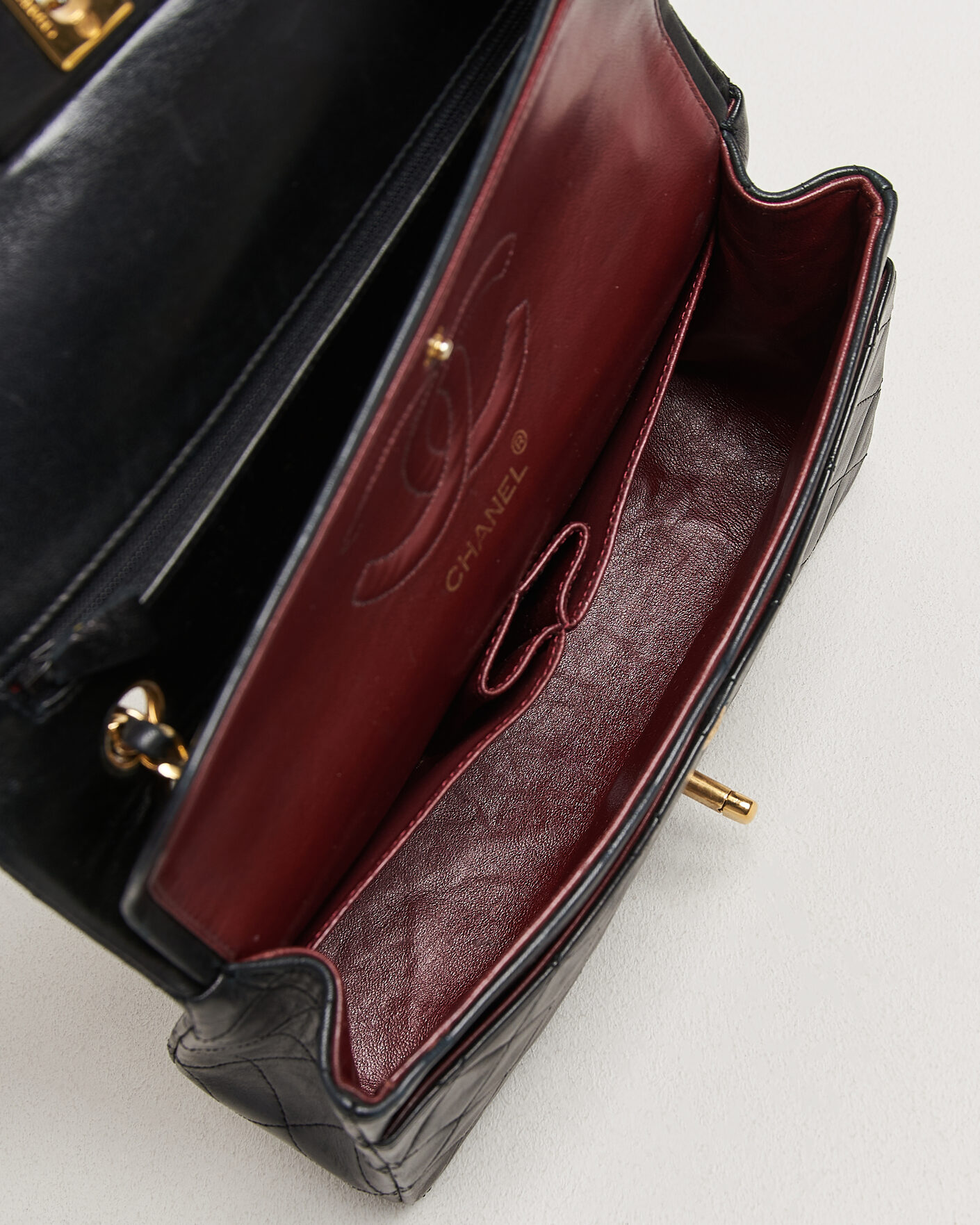 Homme | Pre-Owned & Vintage Bags | Chanel Pre-Owned | Classic Medium Double Flap Bag Lambskin Black