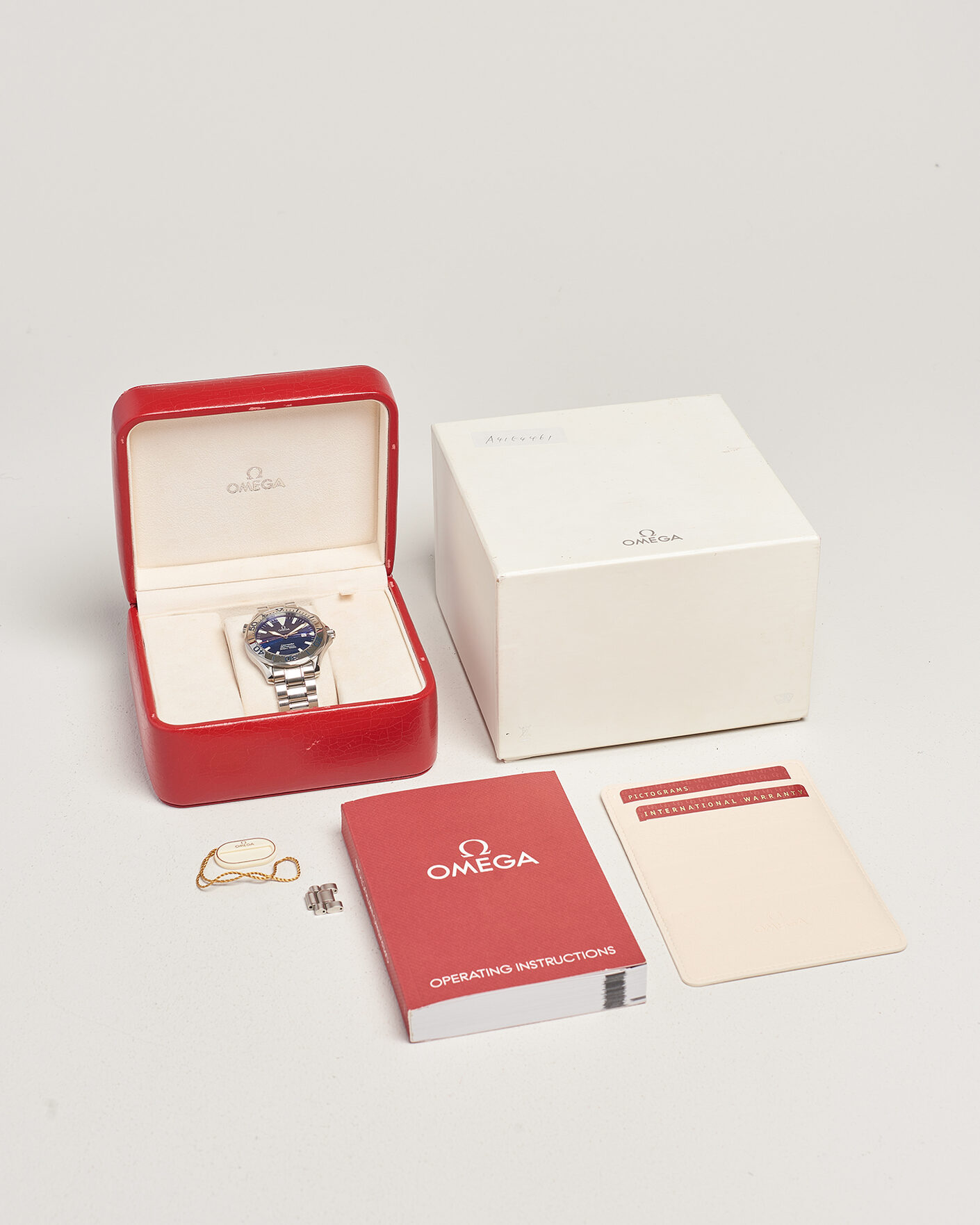 Homme | Pre-Owned & Vintage Watches | Omega Pre-Owned | Seamaster 300M Electric Blue 