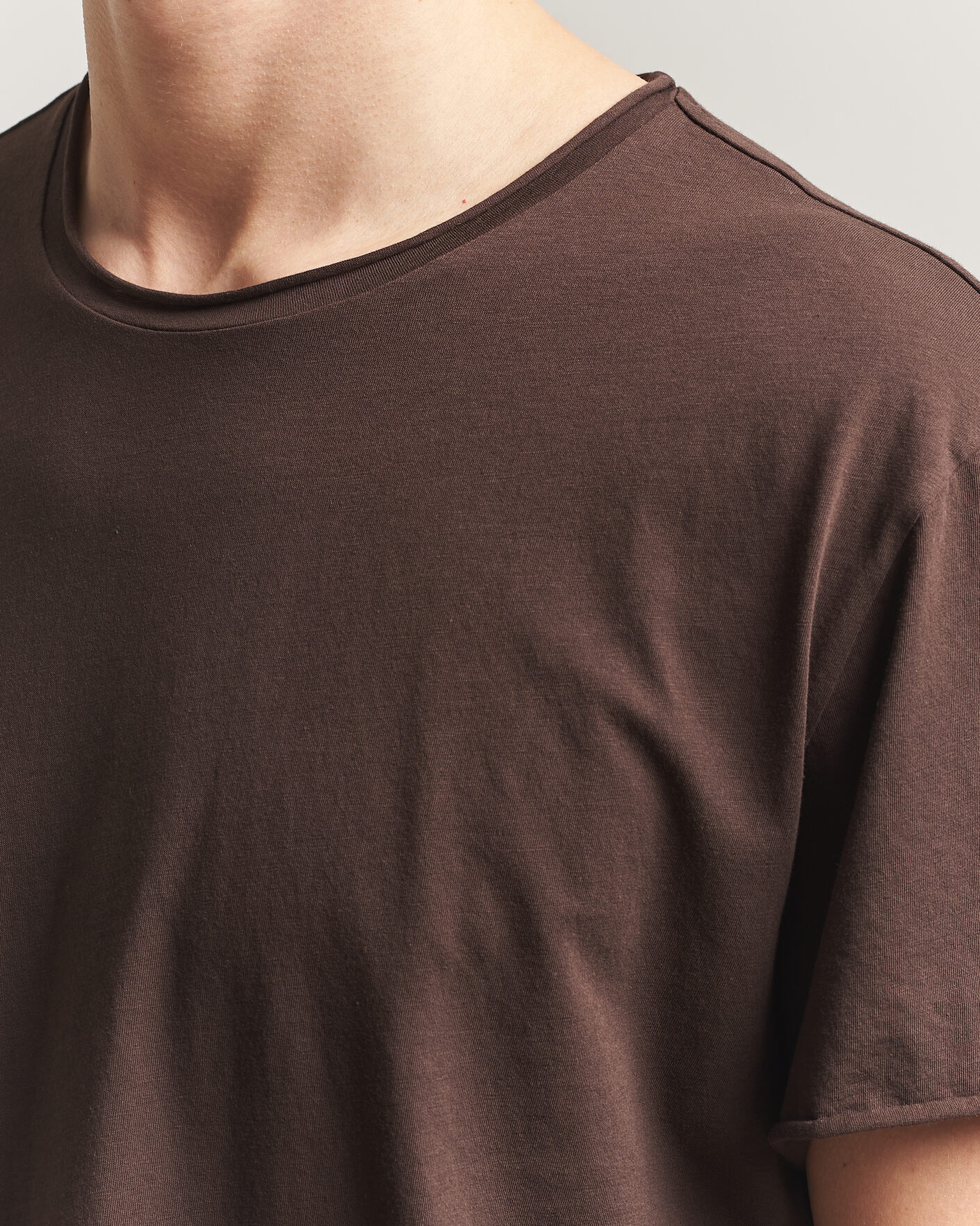 Homme | T-shirts | Filippa K | Roll Neck Crew Neck T-Shirt Dark Chocolate