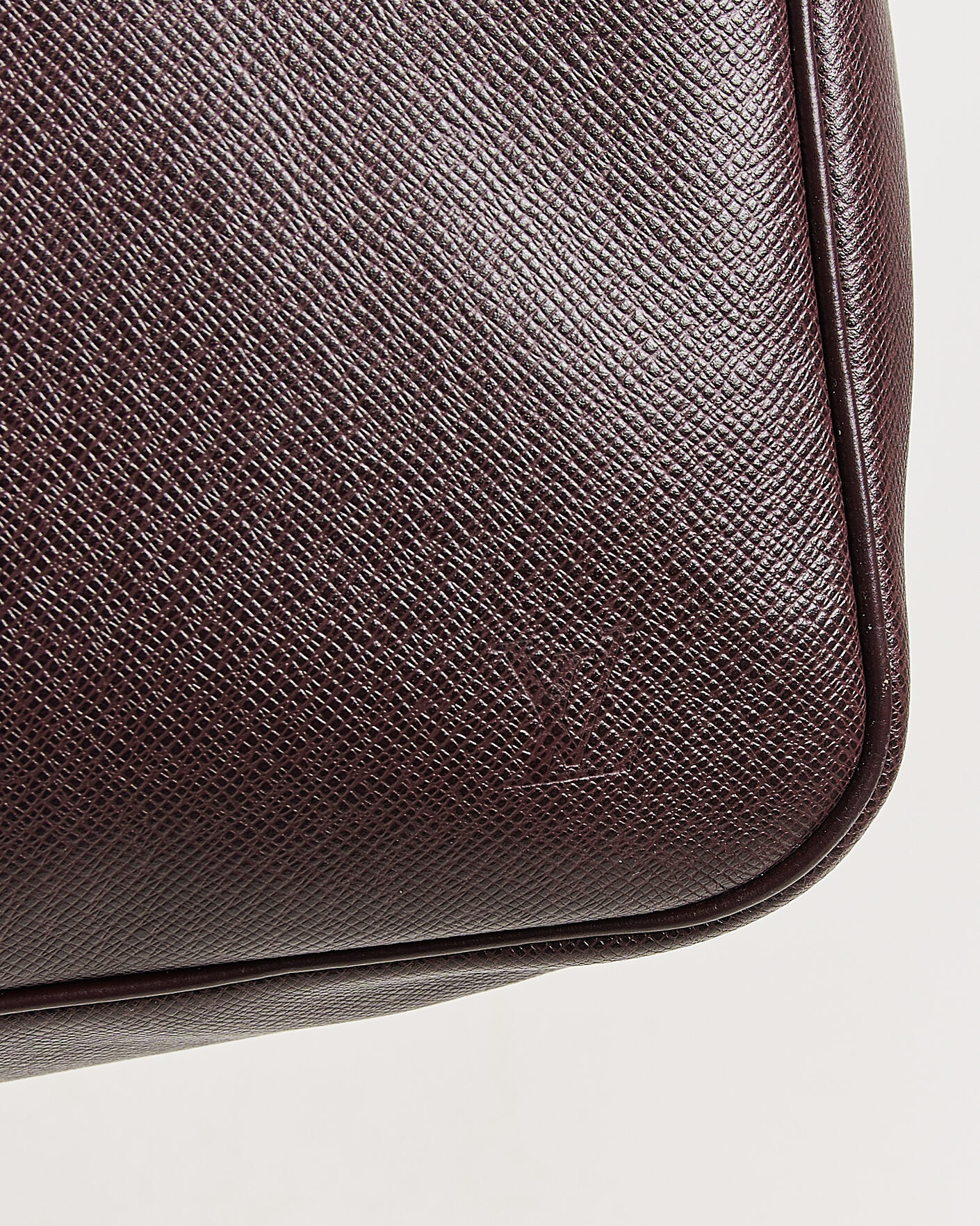 Homme | Pre-Owned & Vintage Bags | Louis Vuitton Pre-Owned | Taiga Kendall Weekend Bag PM Burgundy