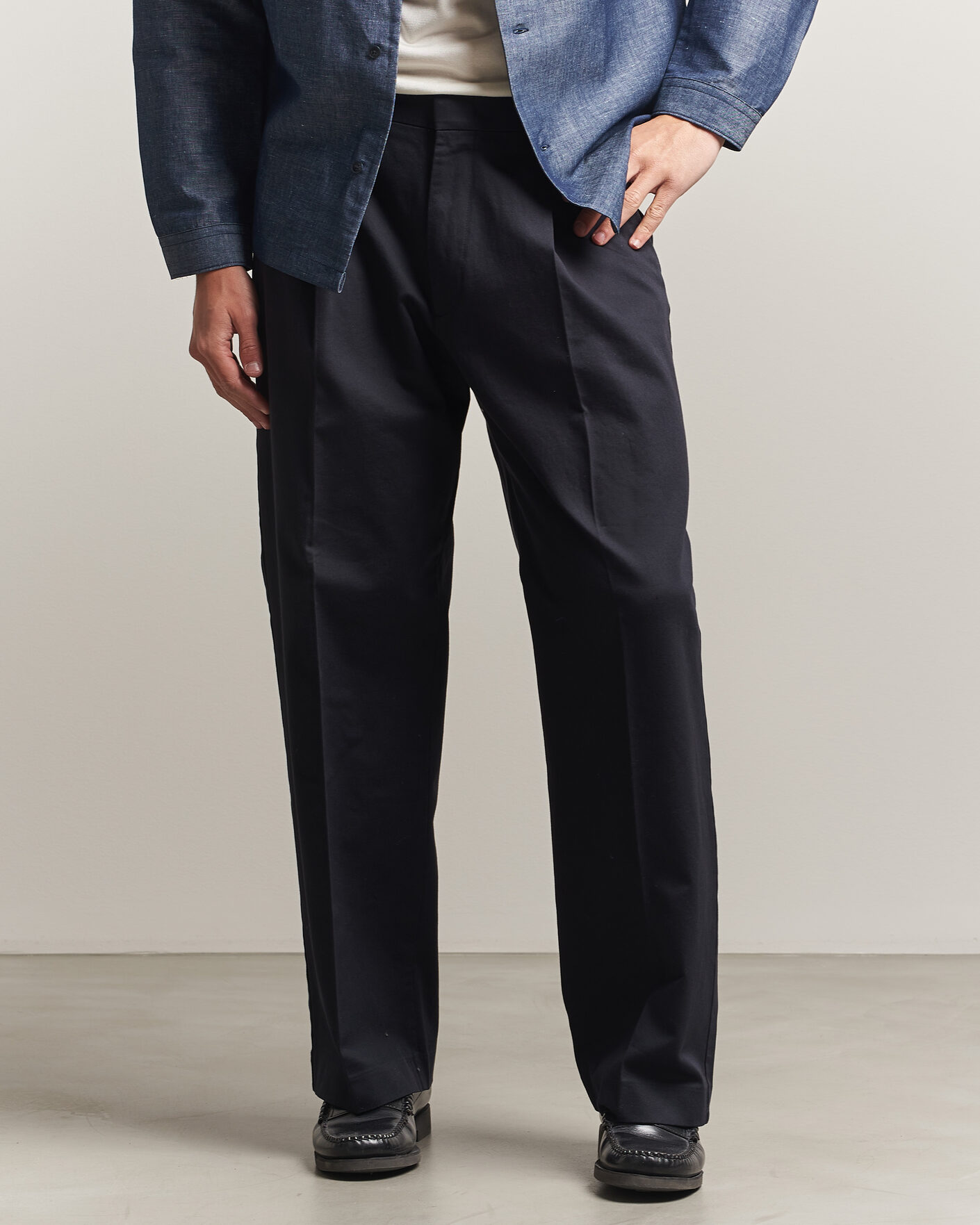 Homme | Pantalons | NN07 | Kay Relaxed Fit Pleated Cotton Trousers Navy Blue