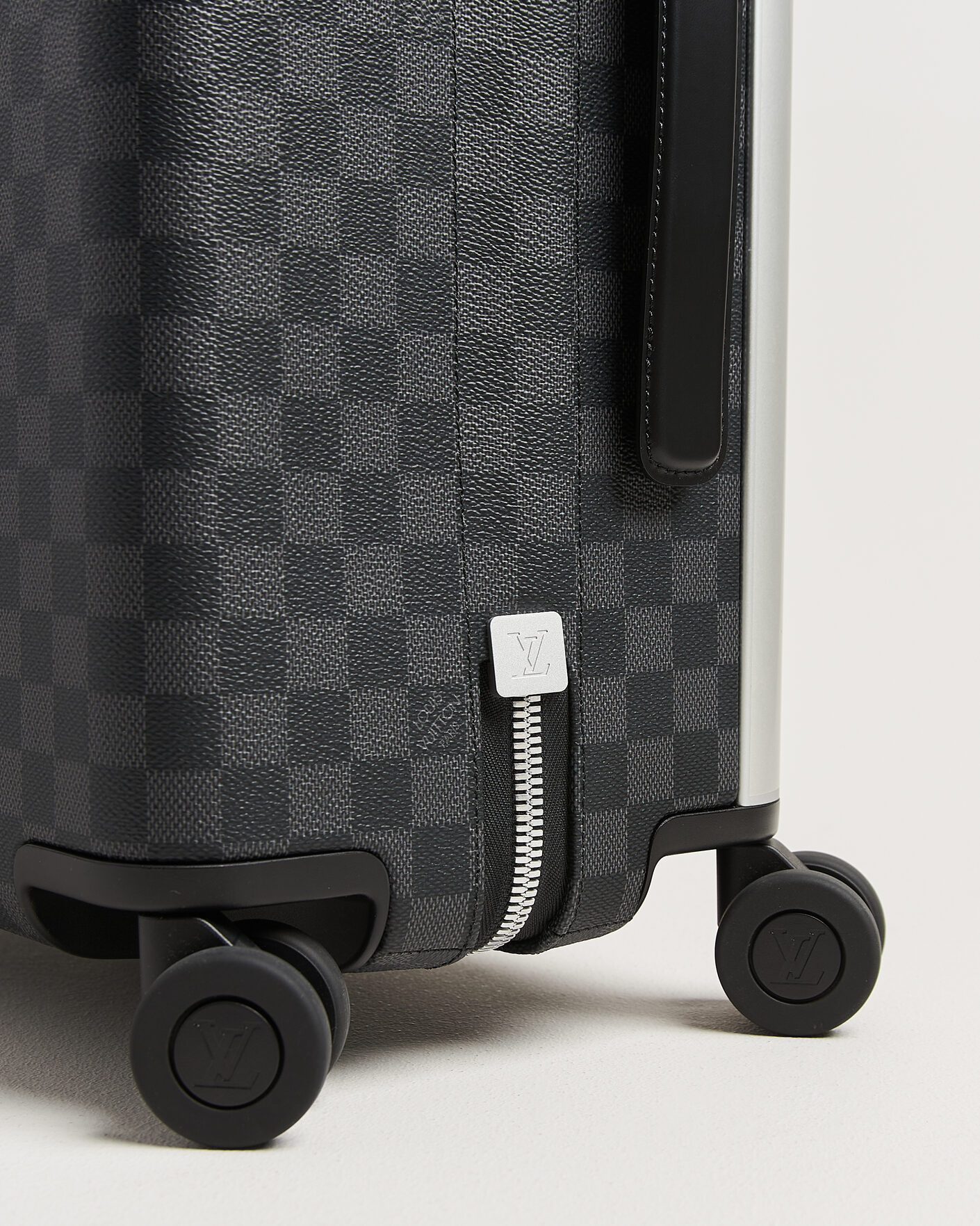 Homme | Pre-Owned & Vintage Bags | Louis Vuitton Pre-Owned | Horizon 55 Damier Graphite
