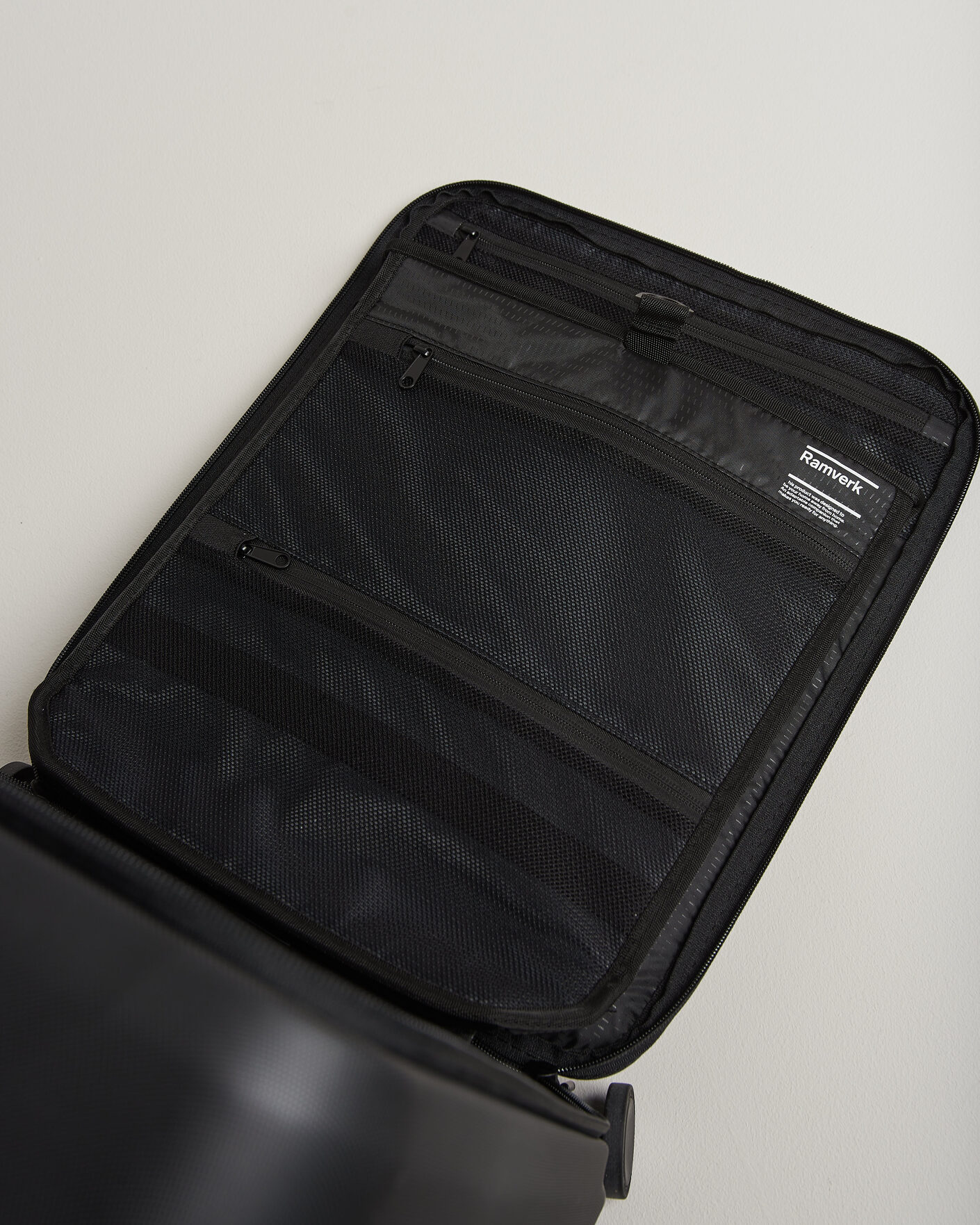 Homme | Sacs | DB | Ramverk Pro Front-Access Carry On Silver/Black