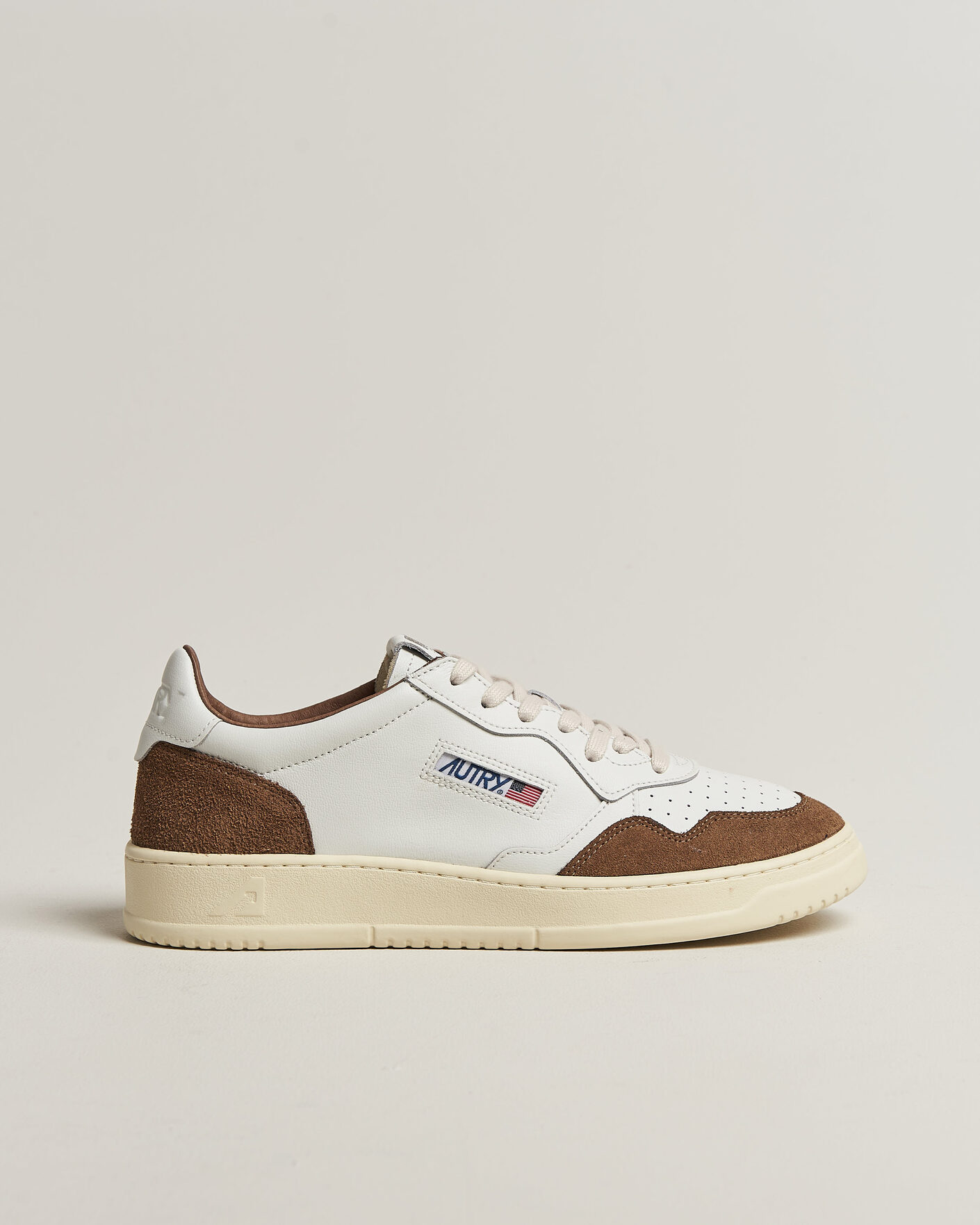 Homme | Baskets | Autry | Medalist Low Soft Leather/Suede Sneaker White/Tabacco
