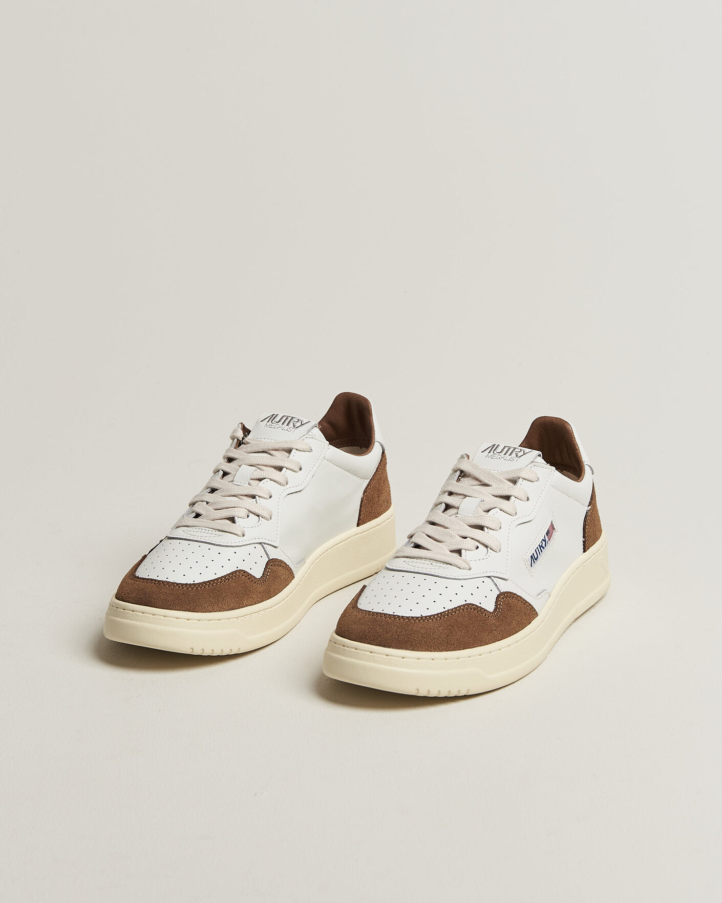 Homme | Baskets | Autry | Medalist Low Soft Leather/Suede Sneaker White/Tabacco