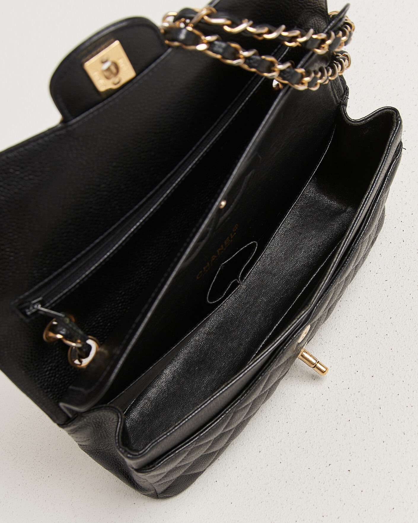 Homme | Chanel Pre-Owned Classic Medium Double Flap Bag Caviar Leather Black | Chanel Pre-Owned | Classic Medium Double Flap Bag Caviar Leather Black