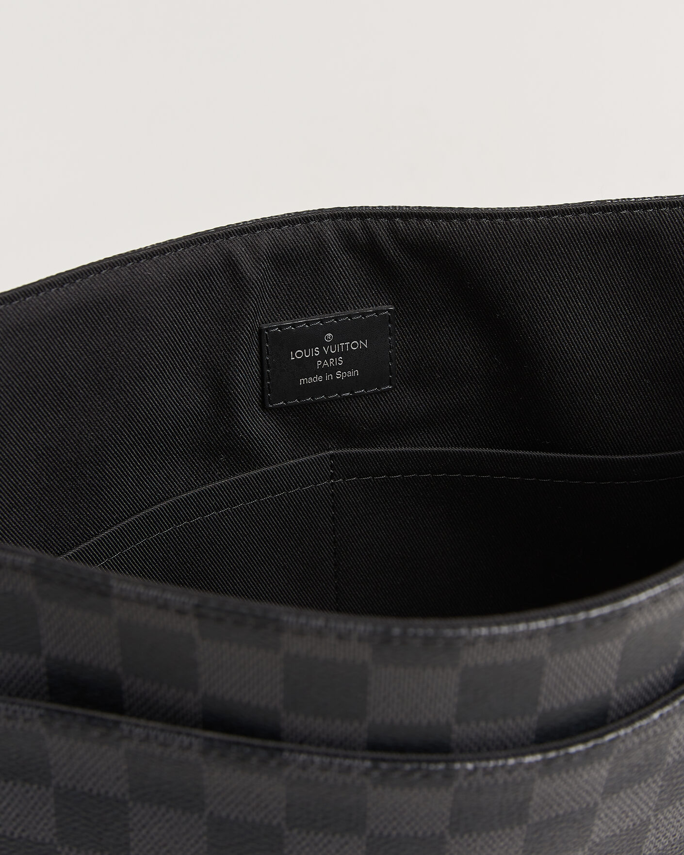 Homme | Pre-Owned & Vintage Bags | Louis Vuitton Pre-Owned | Louis Vuitton District Messenger Bag MM Damier Graphite