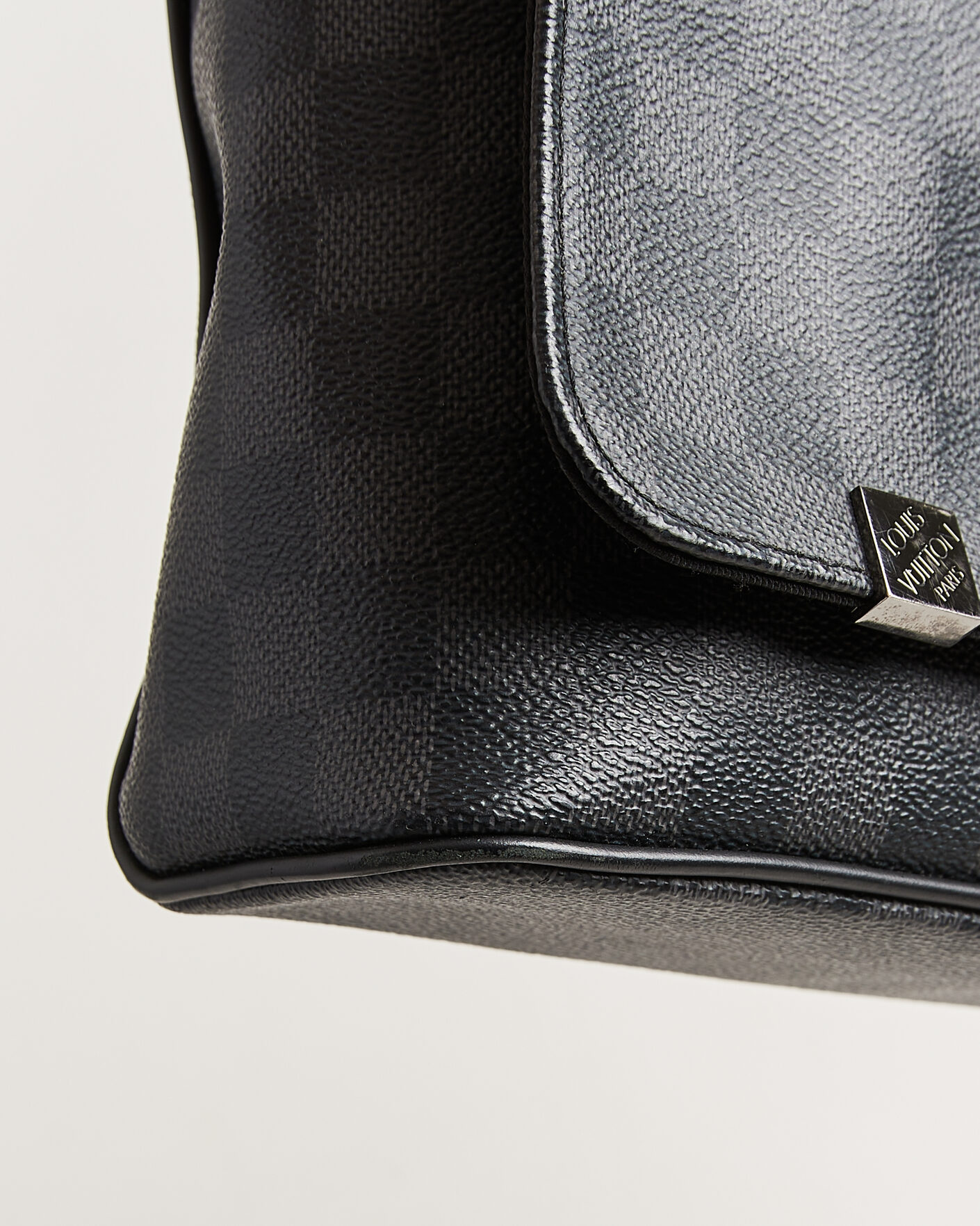 Homme | Pre-Owned & Vintage Bags | Louis Vuitton Pre-Owned | Louis Vuitton District Messenger Bag MM Damier Graphite