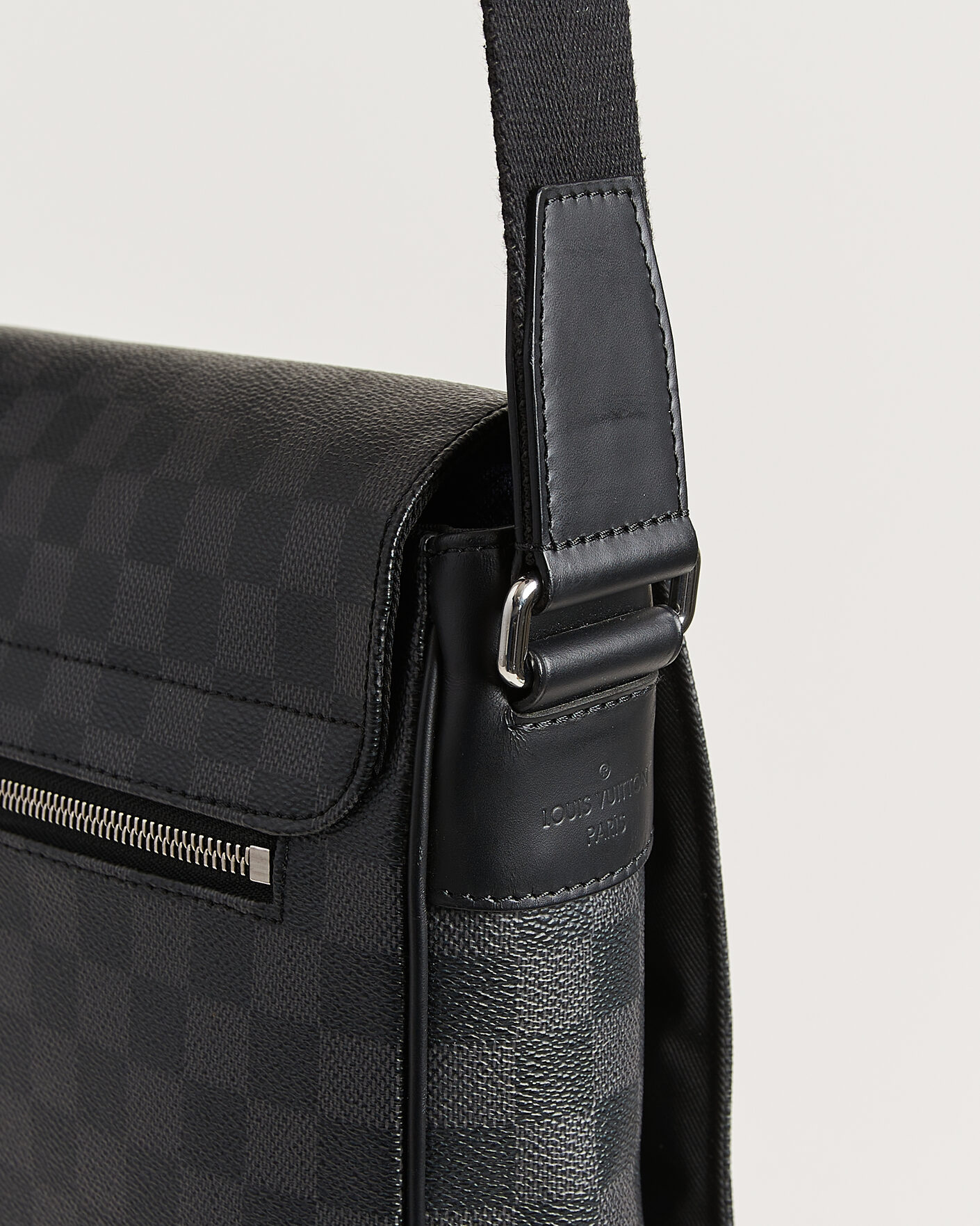 Homme | Pre-Owned & Vintage Bags | Louis Vuitton Pre-Owned | Louis Vuitton District Messenger Bag MM Damier Graphite