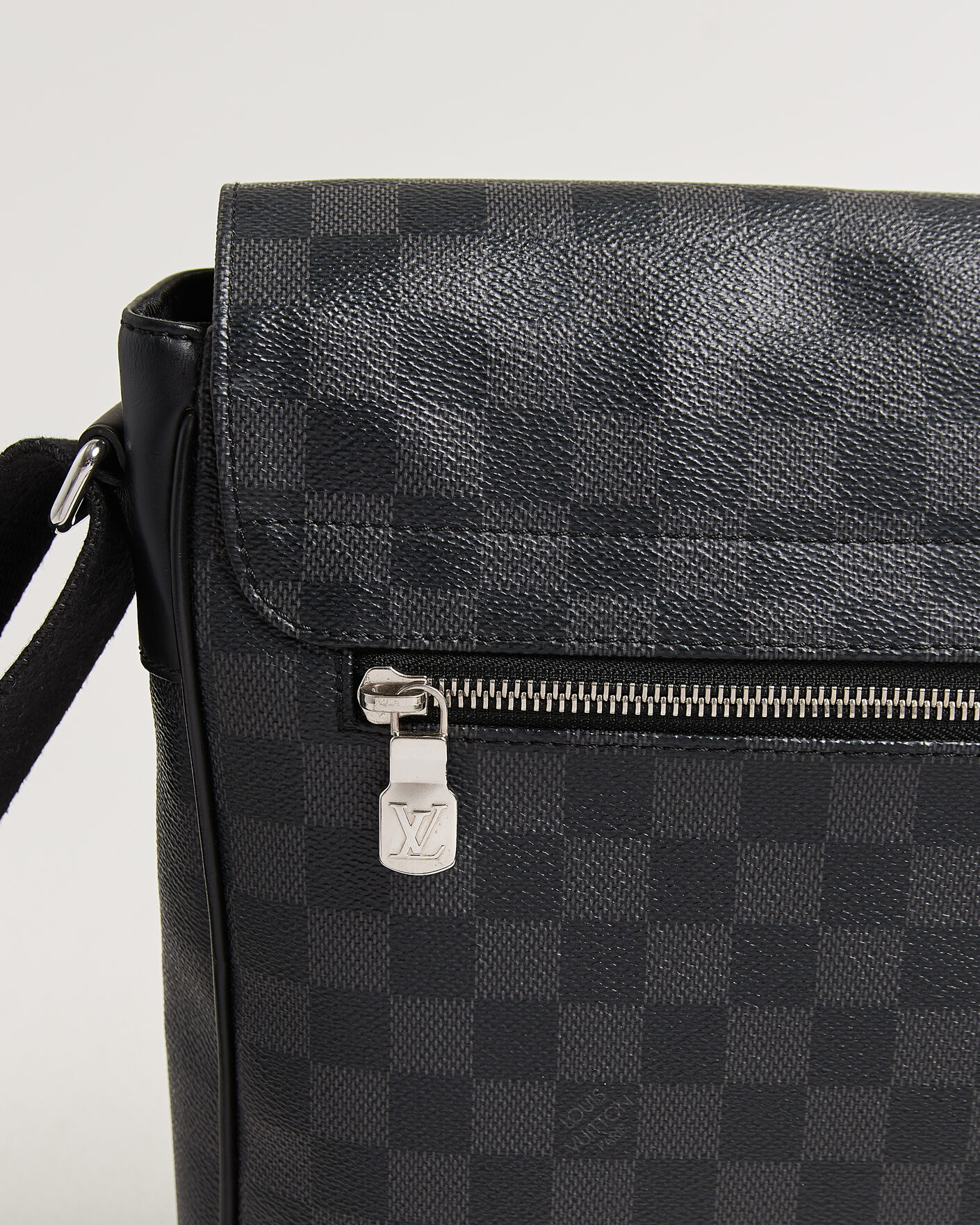 Homme | Pre-Owned & Vintage Bags | Louis Vuitton Pre-Owned | Louis Vuitton District Messenger Bag MM Damier Graphite