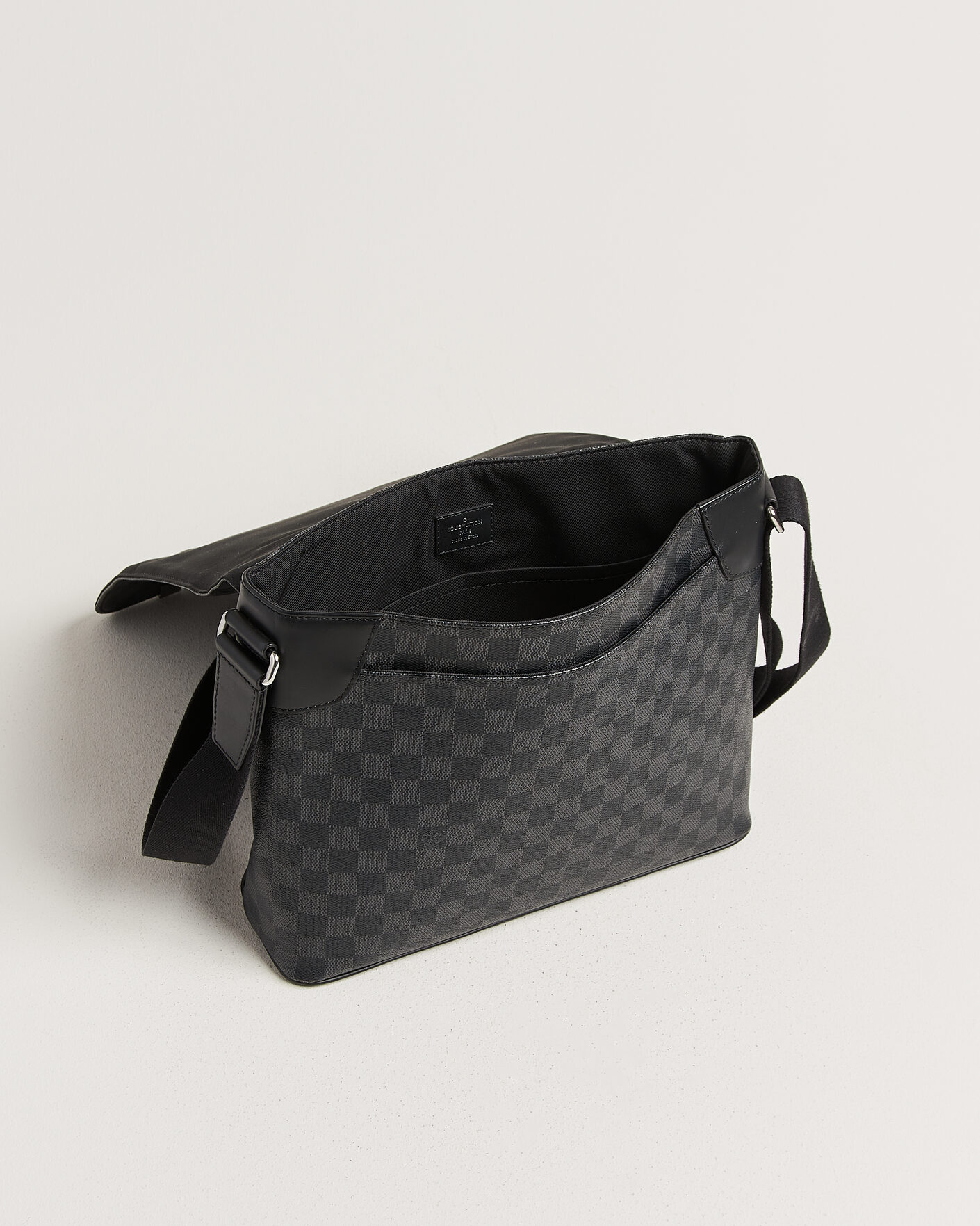 Homme | Pre-Owned & Vintage Bags | Louis Vuitton Pre-Owned | Louis Vuitton District Messenger Bag MM Damier Graphite