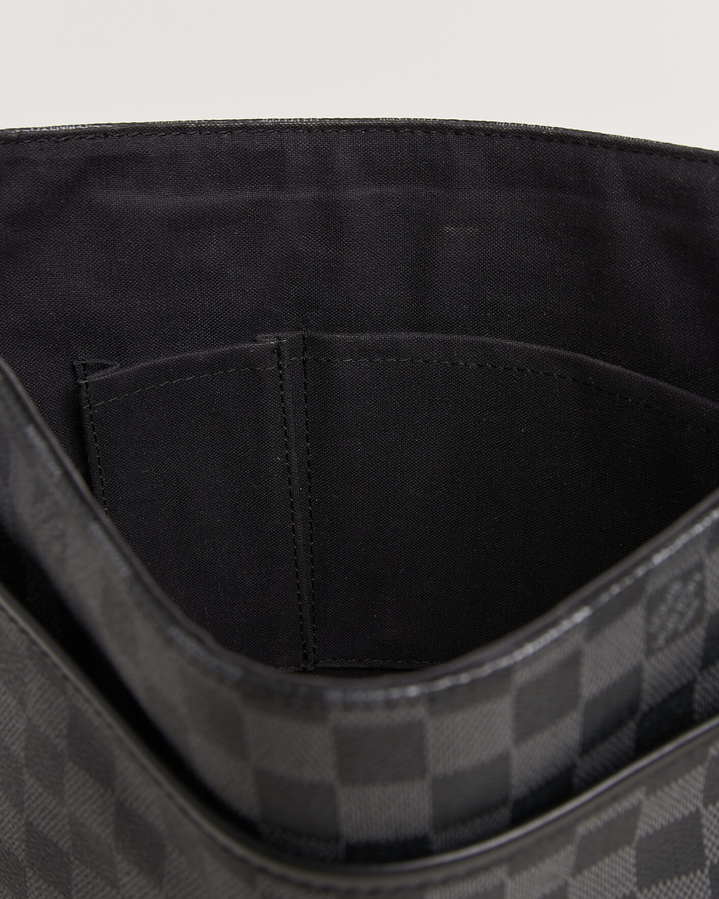 Homme | Pre-Owned & Vintage Bags | Louis Vuitton Pre-Owned | Daniel Shoulder Bag MM Damier Graphite