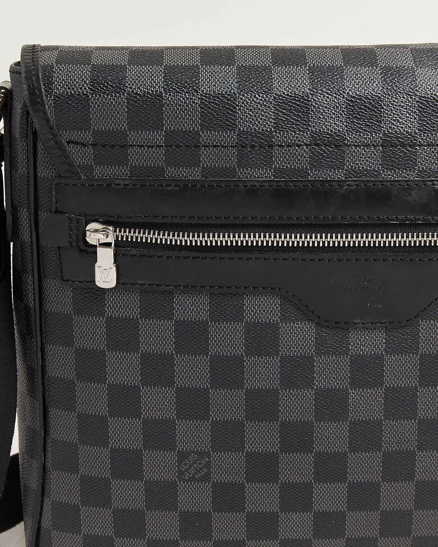 Homme | Pre-Owned & Vintage Bags | Louis Vuitton Pre-Owned | Daniel Shoulder Bag MM Damier Graphite