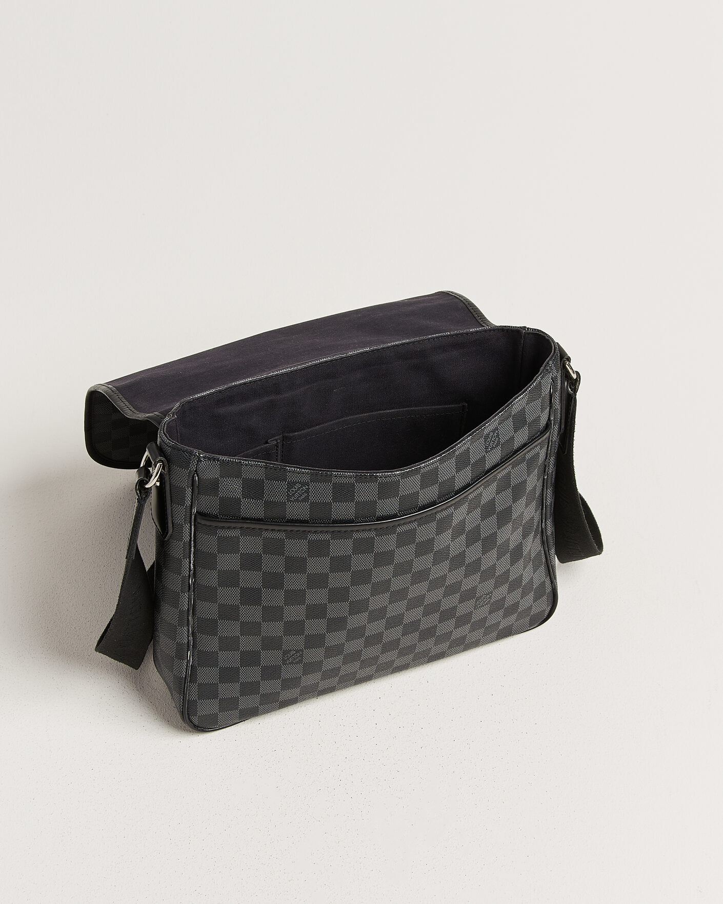Homme | Pre-Owned & Vintage Bags | Louis Vuitton Pre-Owned | Daniel Shoulder Bag MM Damier Graphite