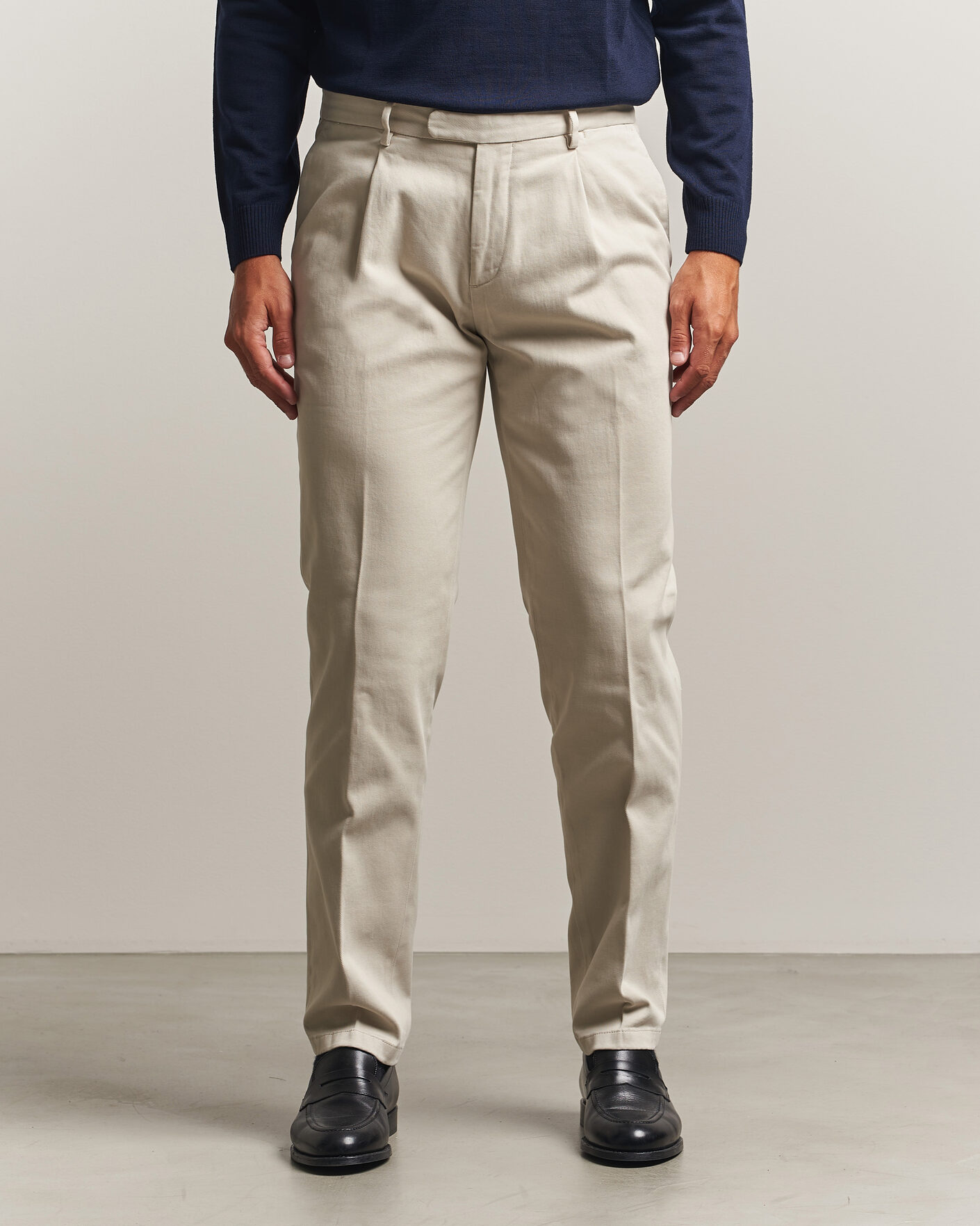 Homme | Pantalons | Boglioli | Pleated Cotton Twill Chinos Light Beige