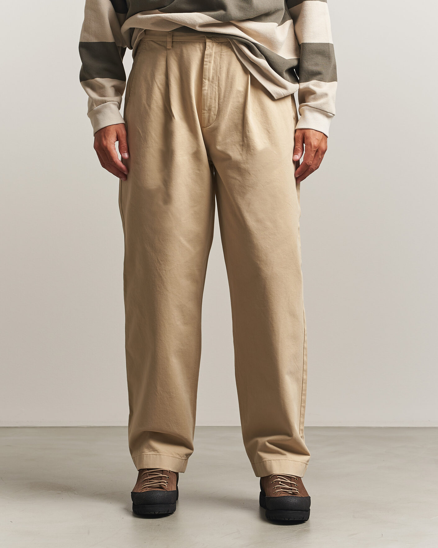 Homme | Pantalons | Forét | Writer Relaxed Fit Pleated Pants Uniform Khaki