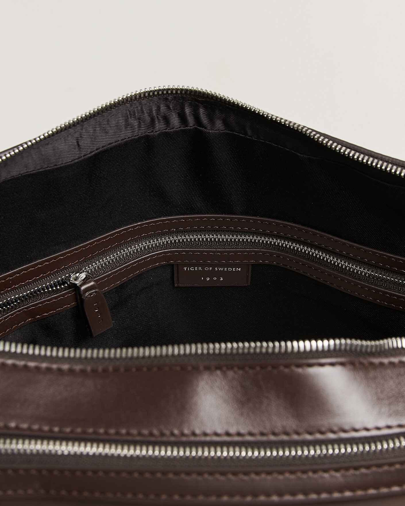 Homme | Sacs | Tiger of Sweden | Burin Smooth Leather Briefcase Dark Brown