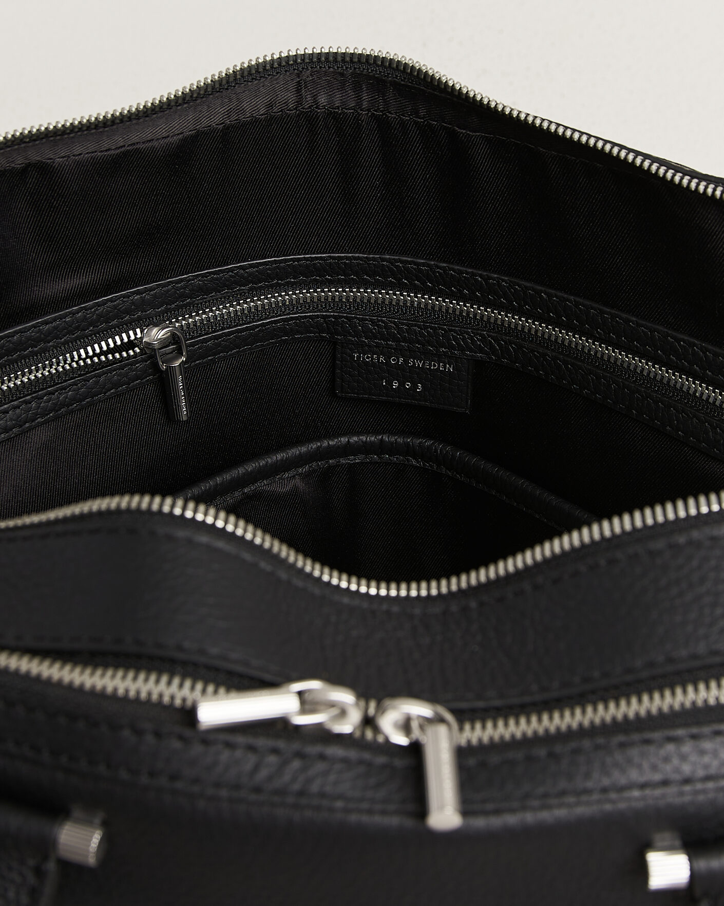Homme | Sacs | Tiger of Sweden | Valise Grained Leather Double Zip Briefcase Black