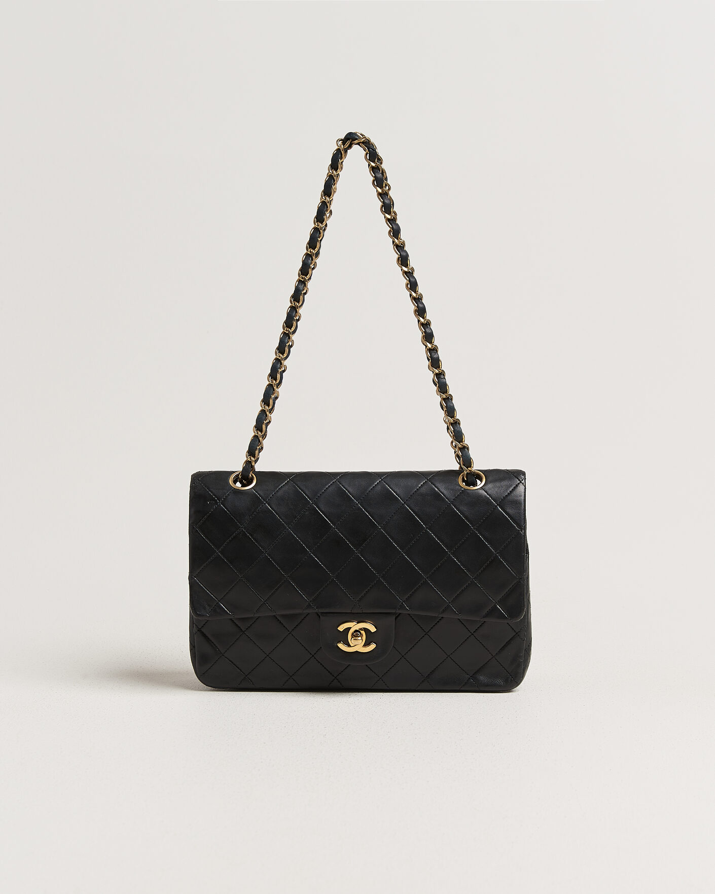 Homme | Pre-Owned & Vintage Bags | Chanel Pre-Owned | Classic Medium Double Flap Bag Lambskin Black