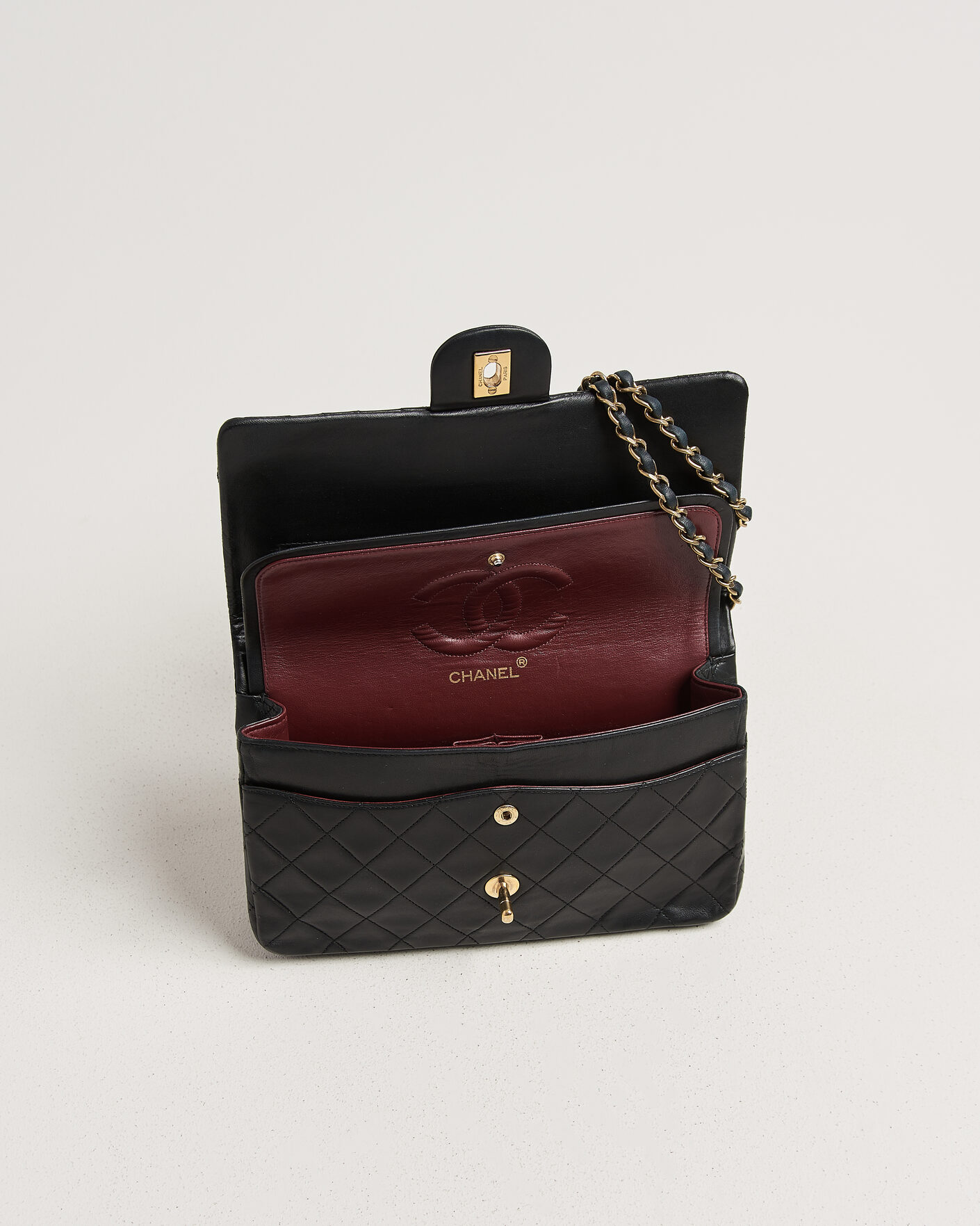 Homme | Pre-Owned & Vintage Bags | Chanel Pre-Owned | Classic Medium Double Flap Bag Lambskin Black