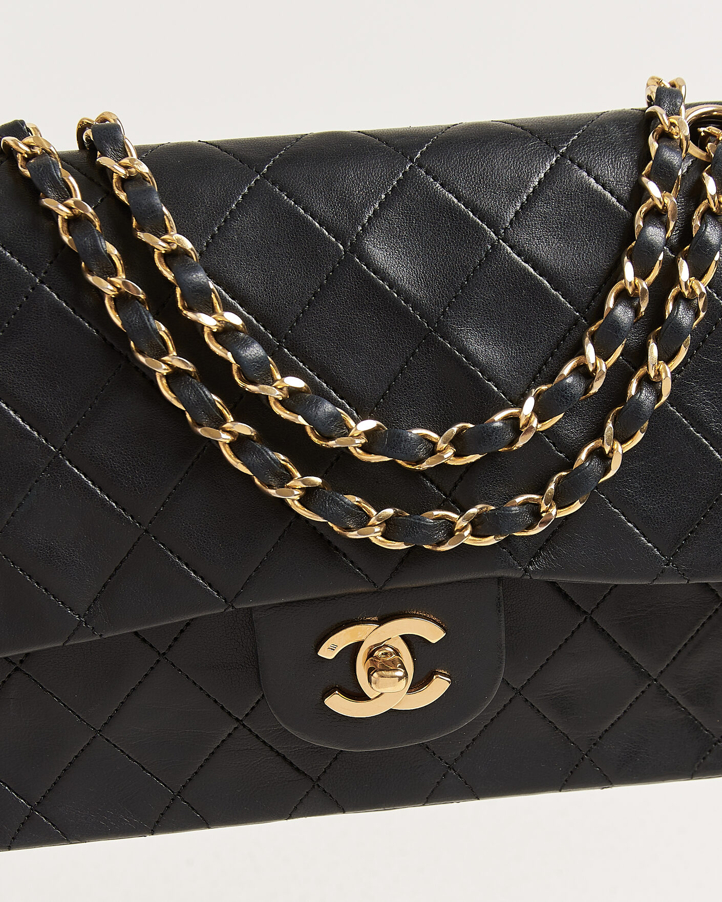 Homme | Chanel Pre-Owned Classic Medium Double Flap Bag Lambskin Black | Chanel Pre-Owned | Classic Medium Double Flap Bag Lambskin Black