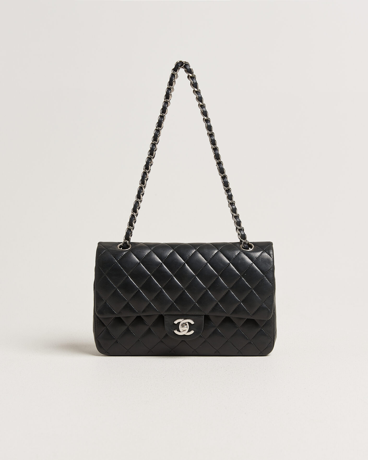 Homme | Pre-Owned & Vintage Bags | Chanel Pre-Owned | Classic Medium Double Flap Bag Lambskin Black