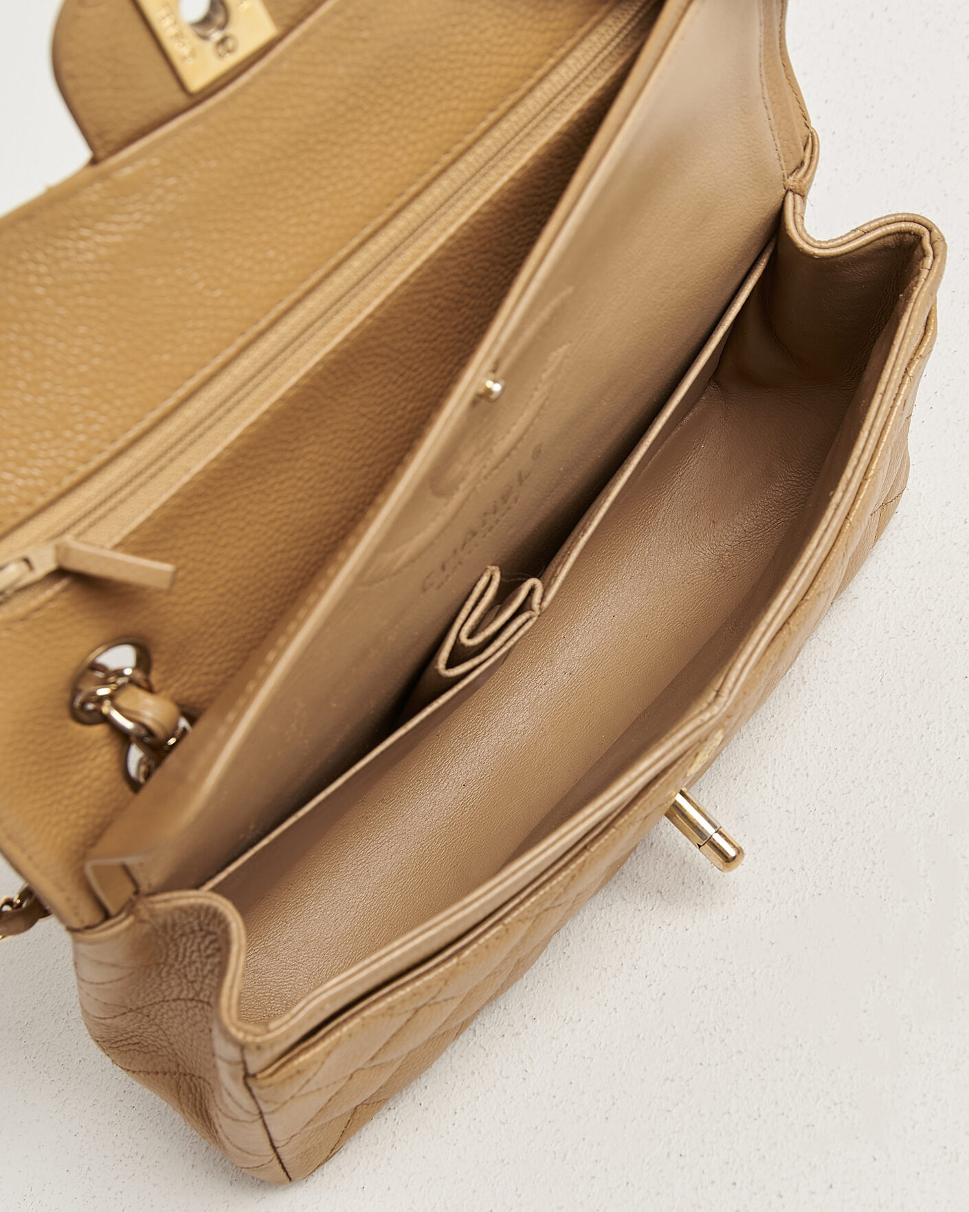 Homme | Pre-Owned & Vintage Bags | Chanel Pre-Owned | Classic Small Double Flap Bag Caviar Leather Beige